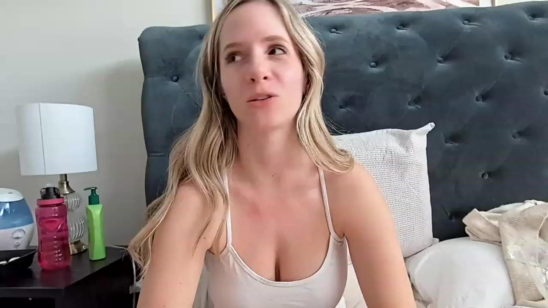 Gallery image thumbnail from Lucylux1's myfreecams stream on, 02/27/2023, 23:29 image 5 of 20
