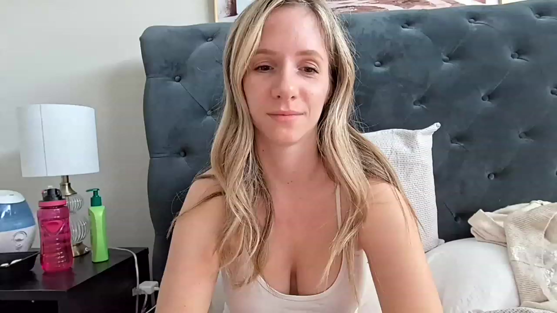 Gallery image thumbnail from Lucylux1's myfreecams stream on, 02/27/2023, 23:29 image 14 of 20