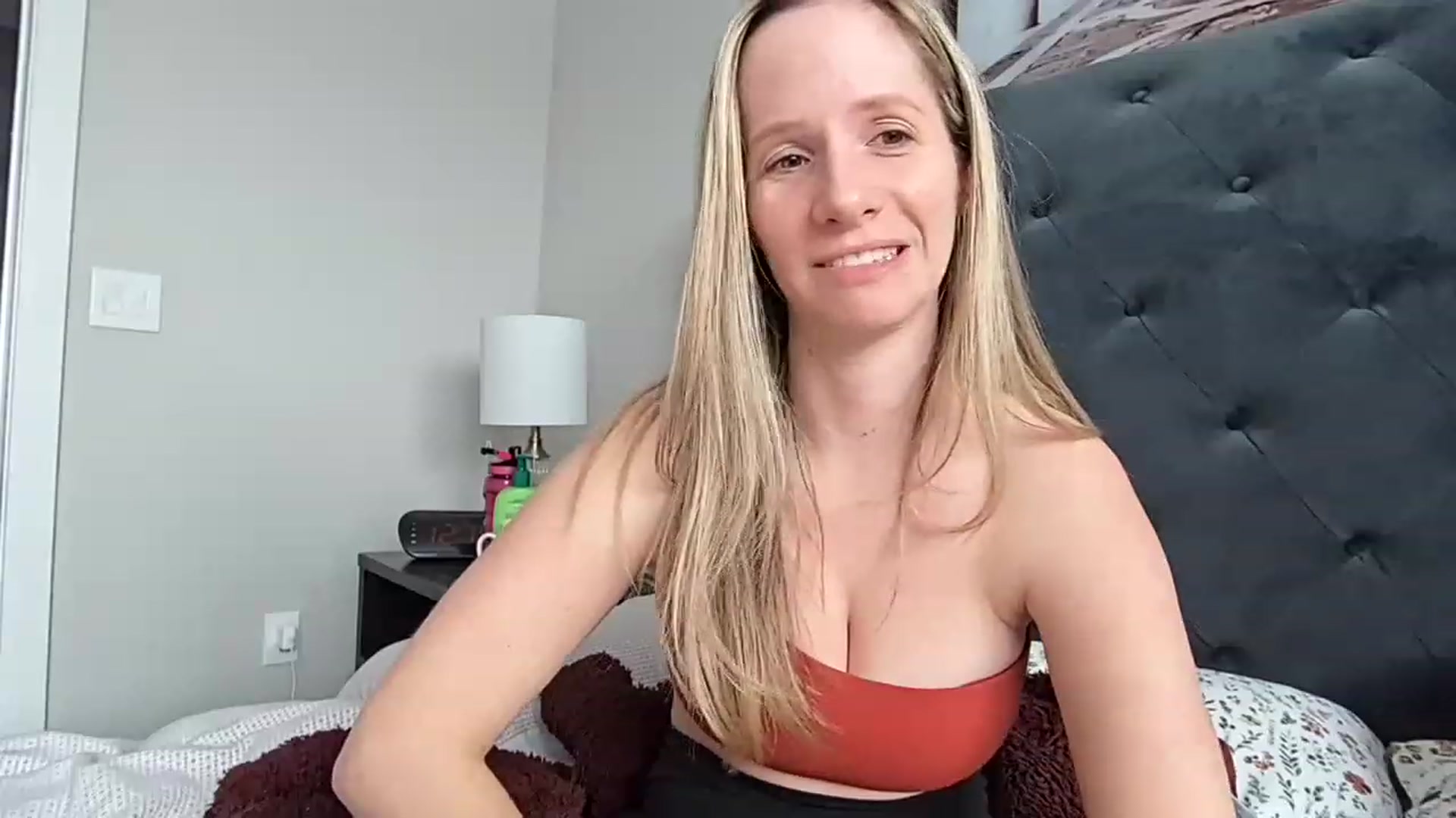 Gallery image thumbnail from Lucylux1's myfreecams stream on, 03/03/2023, 20:12 image 8 of 20