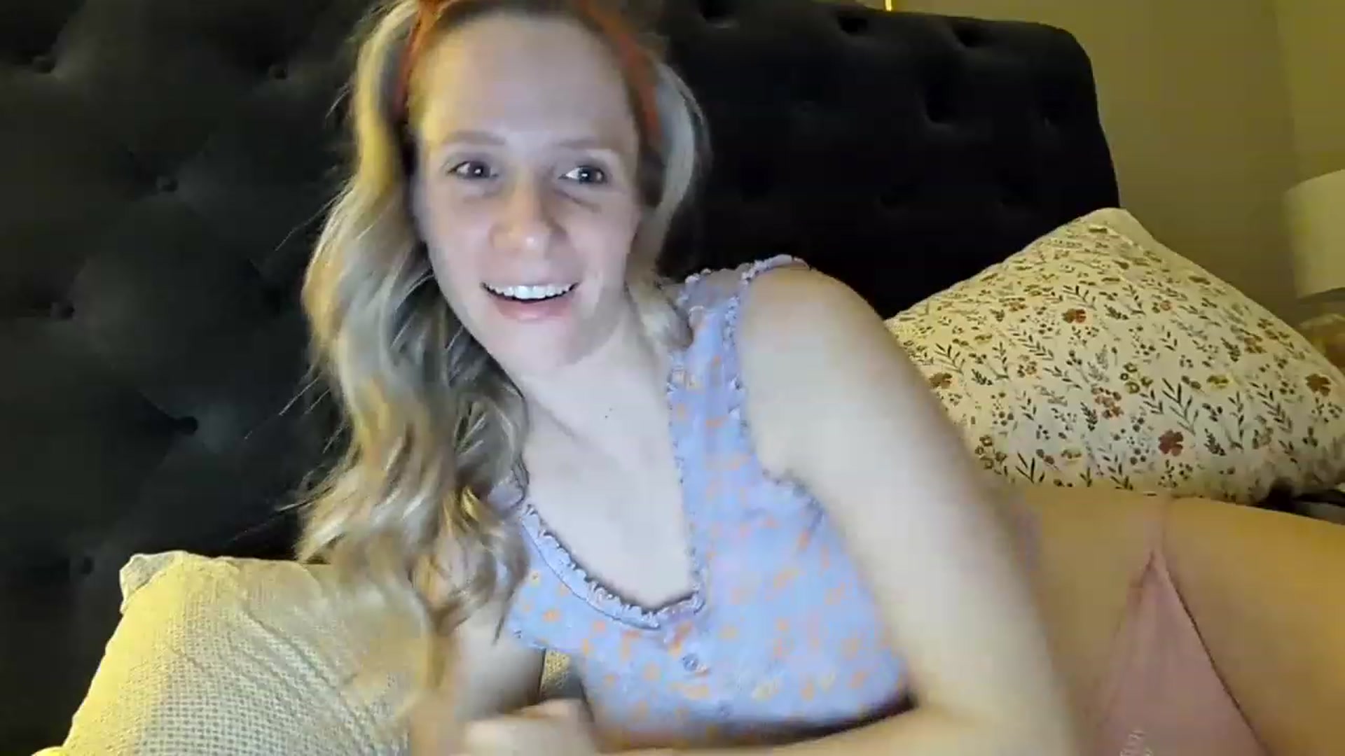 Gallery image thumbnail from Lucylux1's myfreecams stream on, 03/28/2023, 04:08 image 4 of 20