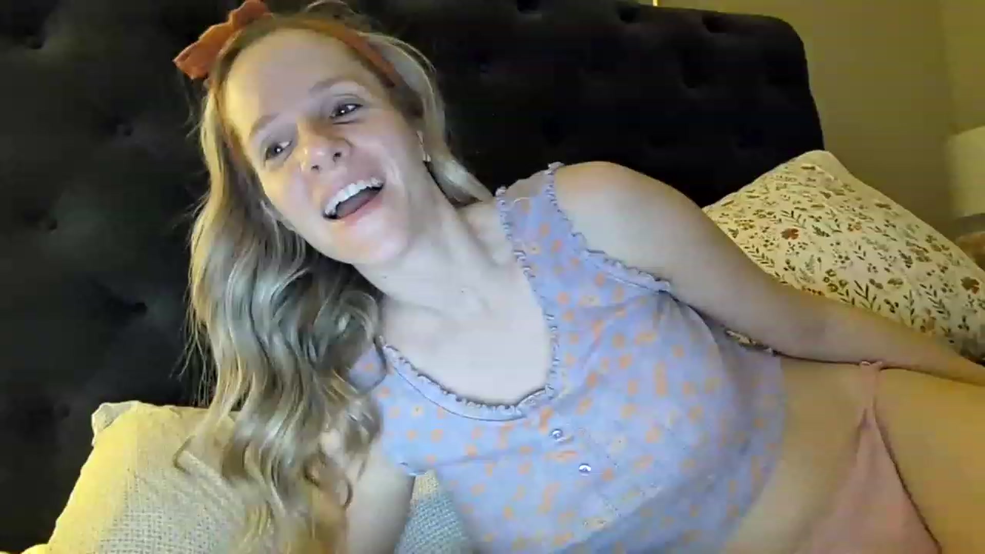Gallery image thumbnail from Lucylux1's myfreecams stream on, 03/28/2023, 04:08 image 2 of 20