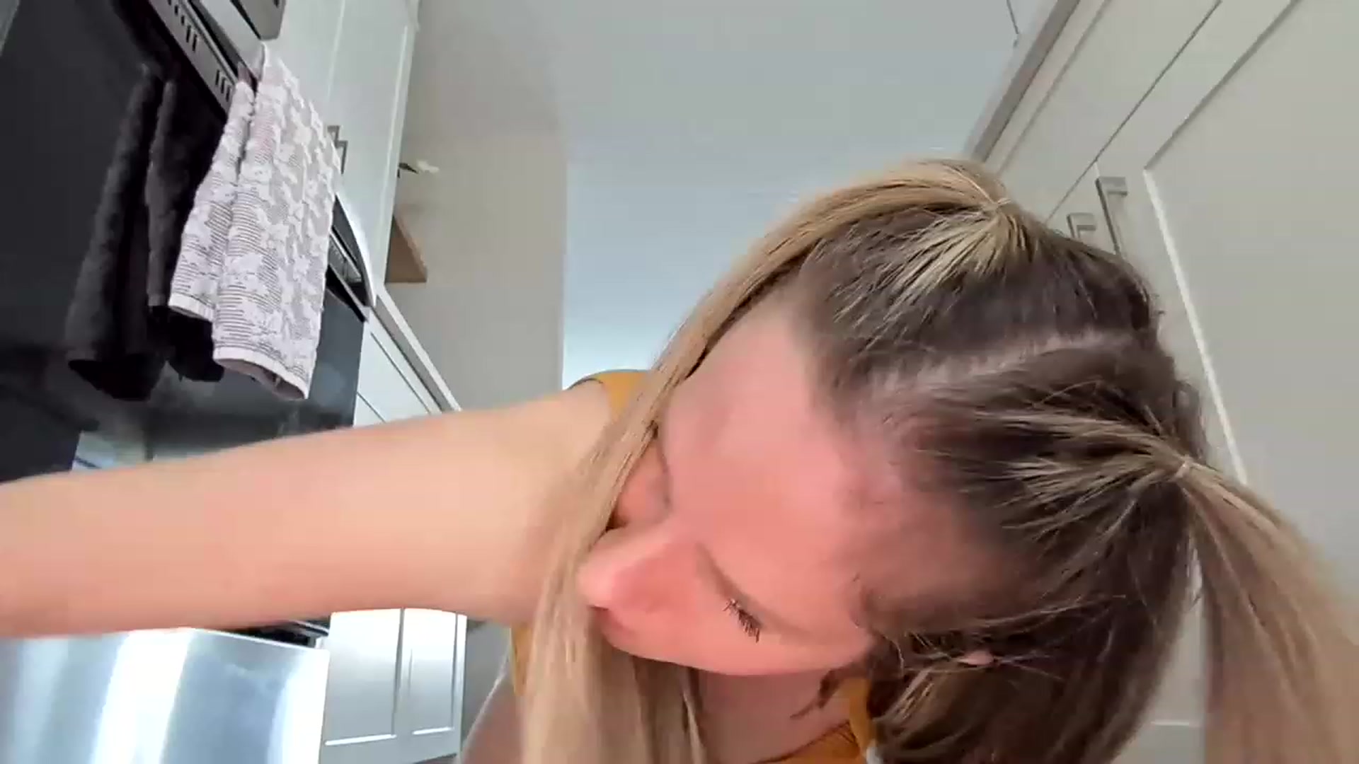 Gallery image thumbnail from Lucylux1's myfreecams stream on, 04/23/2023, 01:44 image 18 of 20
