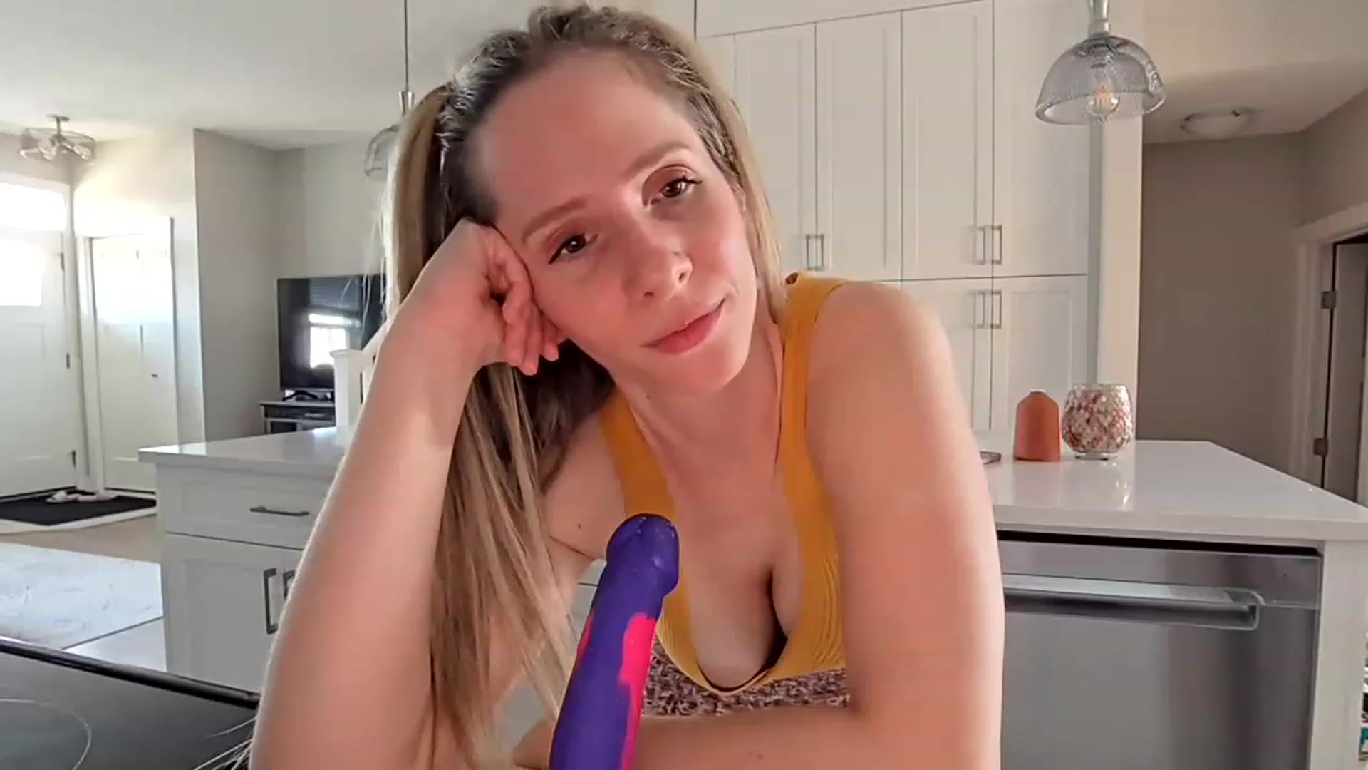 Gallery image thumbnail from Lucylux1's myfreecams stream on, 04/23/2023, 01:44 image 8 of 20