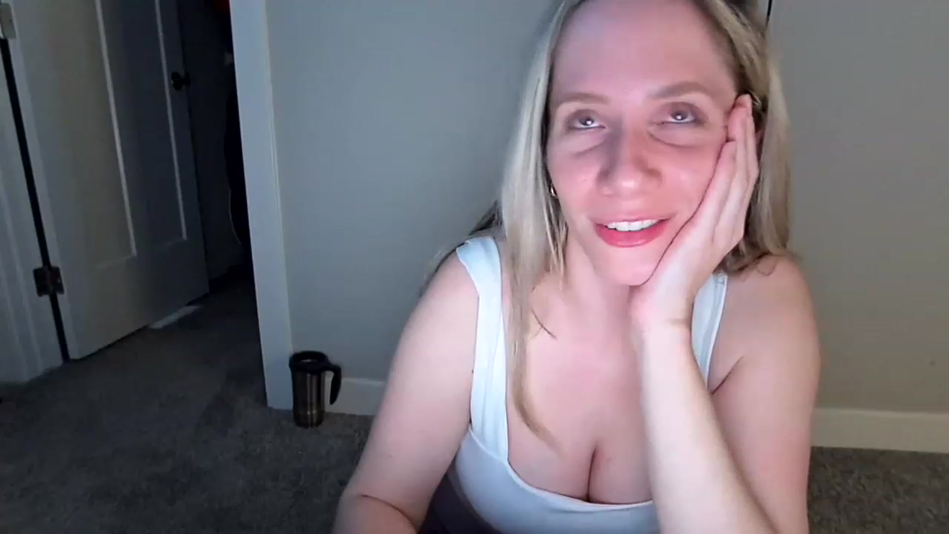 Gallery image thumbnail from Lucylux1's myfreecams stream on, 04/25/2023, 03:20 image 12 of 20