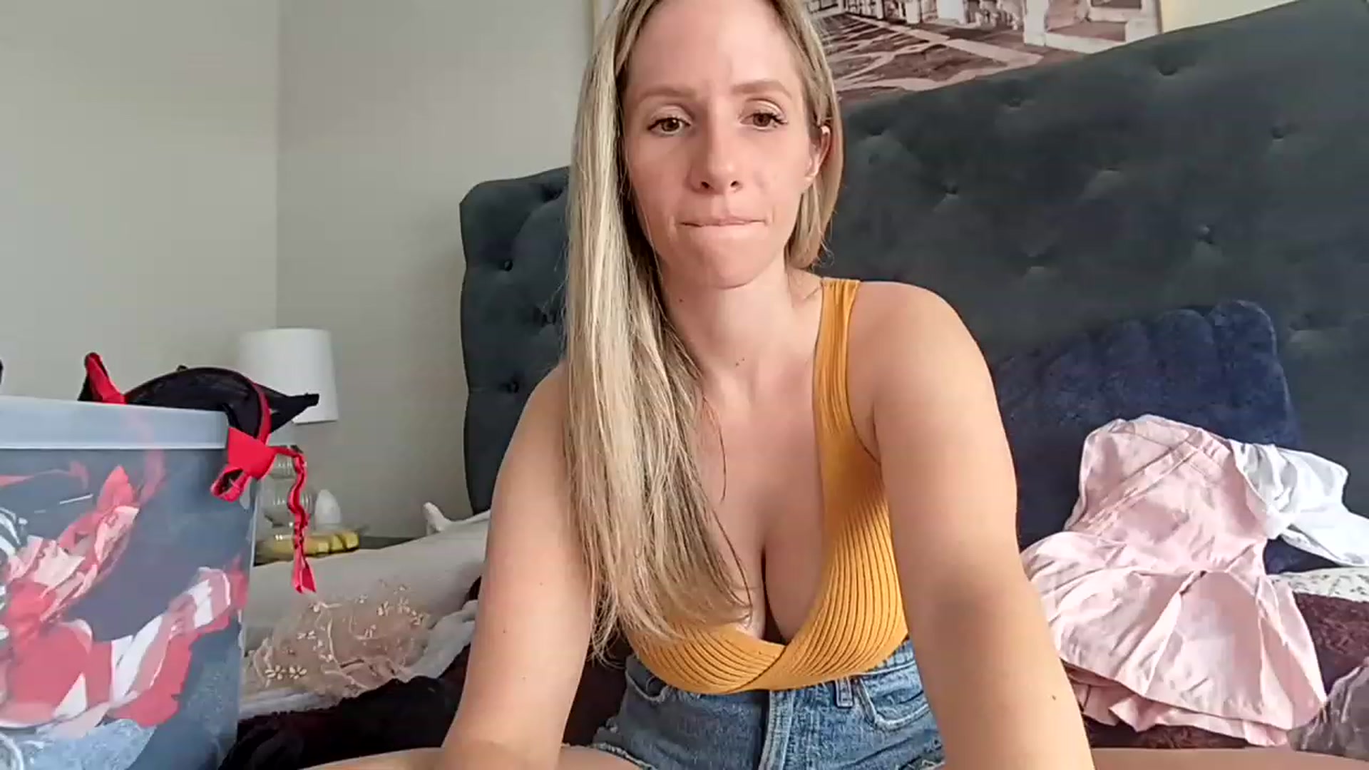 Gallery image thumbnail from Lucylux1's myfreecams stream on, 06/09/2023, 18:35 image 2 of 20