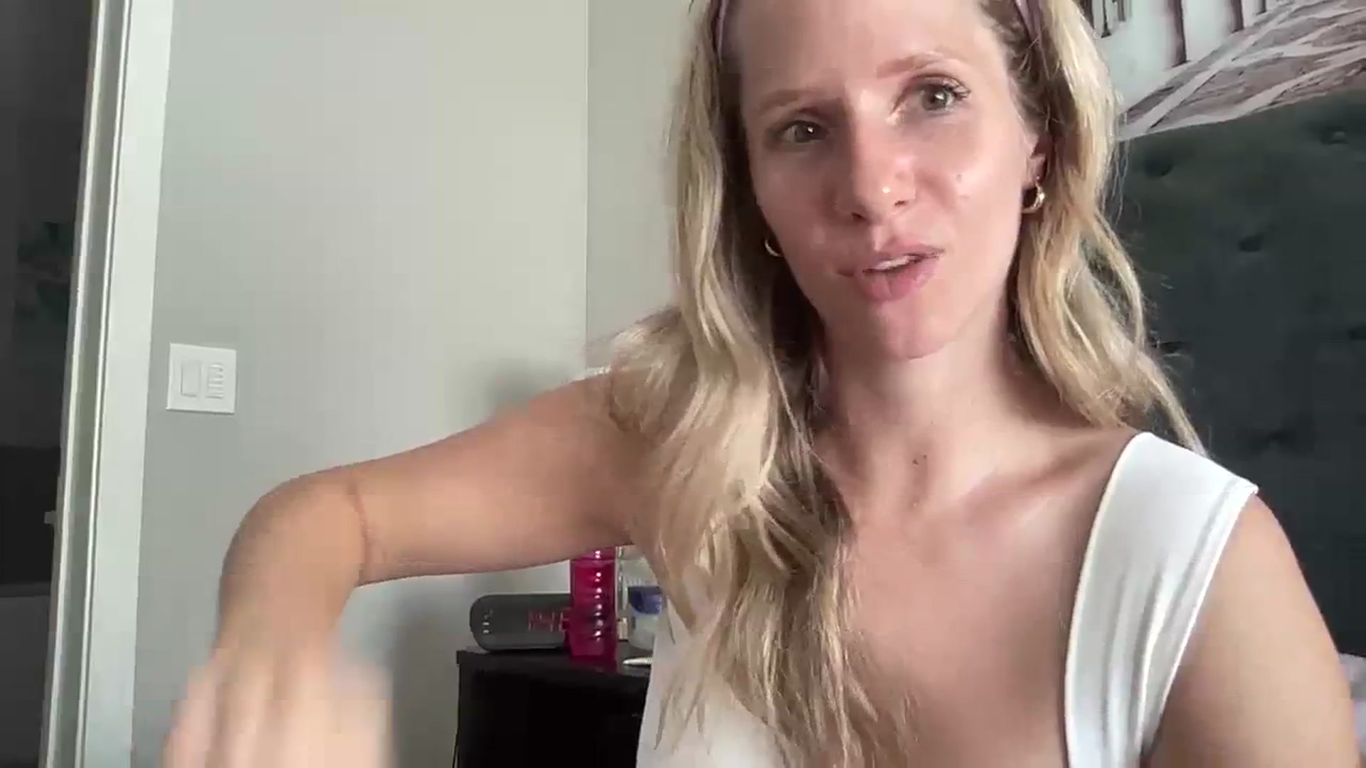 Gallery image thumbnail from Lucylux1's myfreecams stream on, 08/14/2023, 20:00 image 14 of 20
