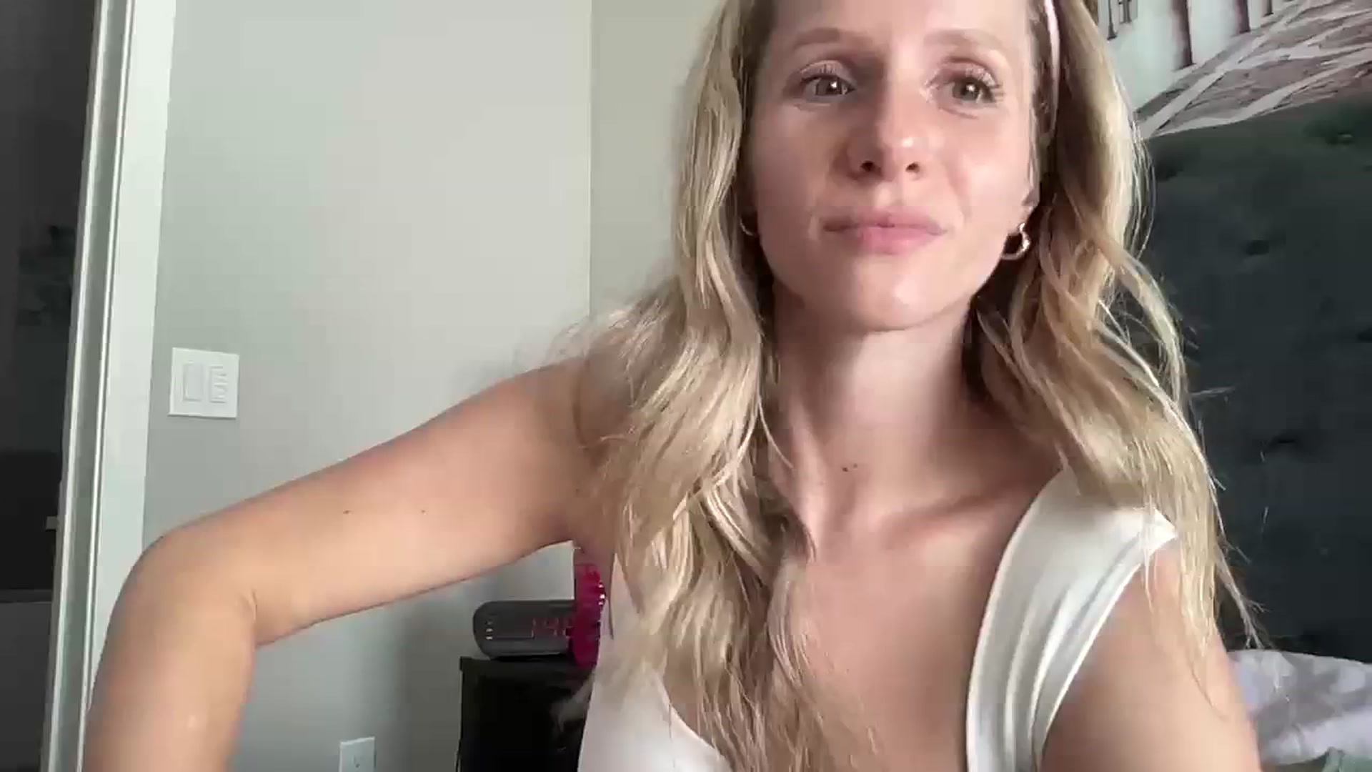 Gallery image thumbnail from Lucylux1's myfreecams stream on, 08/14/2023, 20:00 image 15 of 20