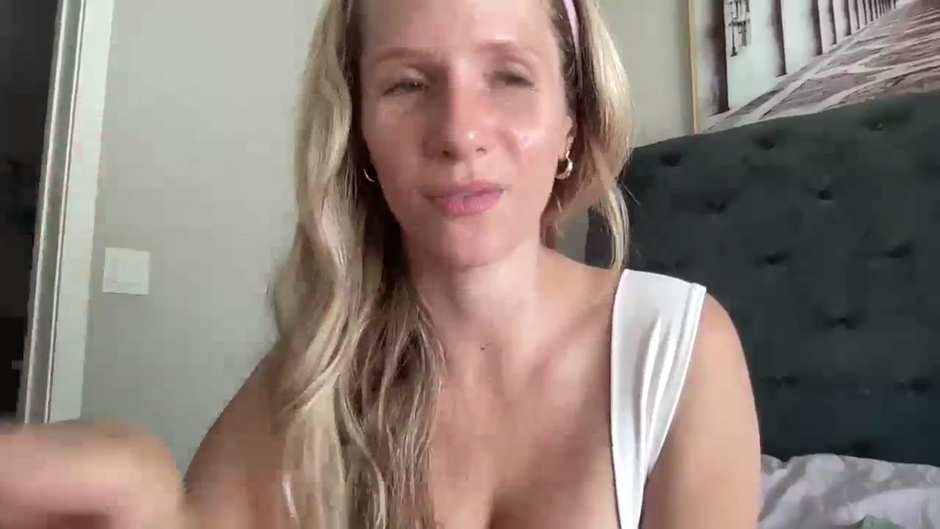 Gallery image thumbnail from Lucylux1's myfreecams stream on, 08/14/2023, 20:00 image 5 of 20