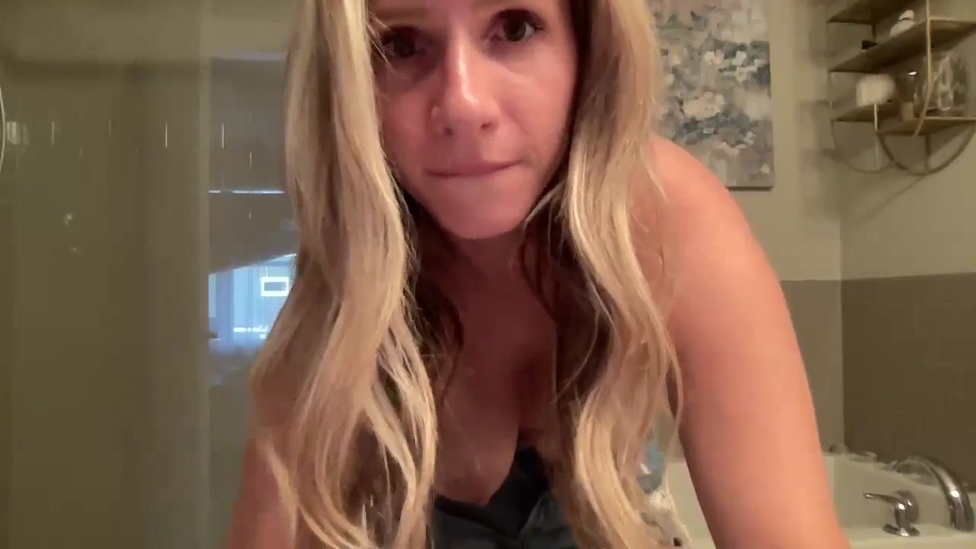 Gallery image thumbnail from Lucylux1's myfreecams stream on, 08/15/2023, 02:41 image 8 of 20