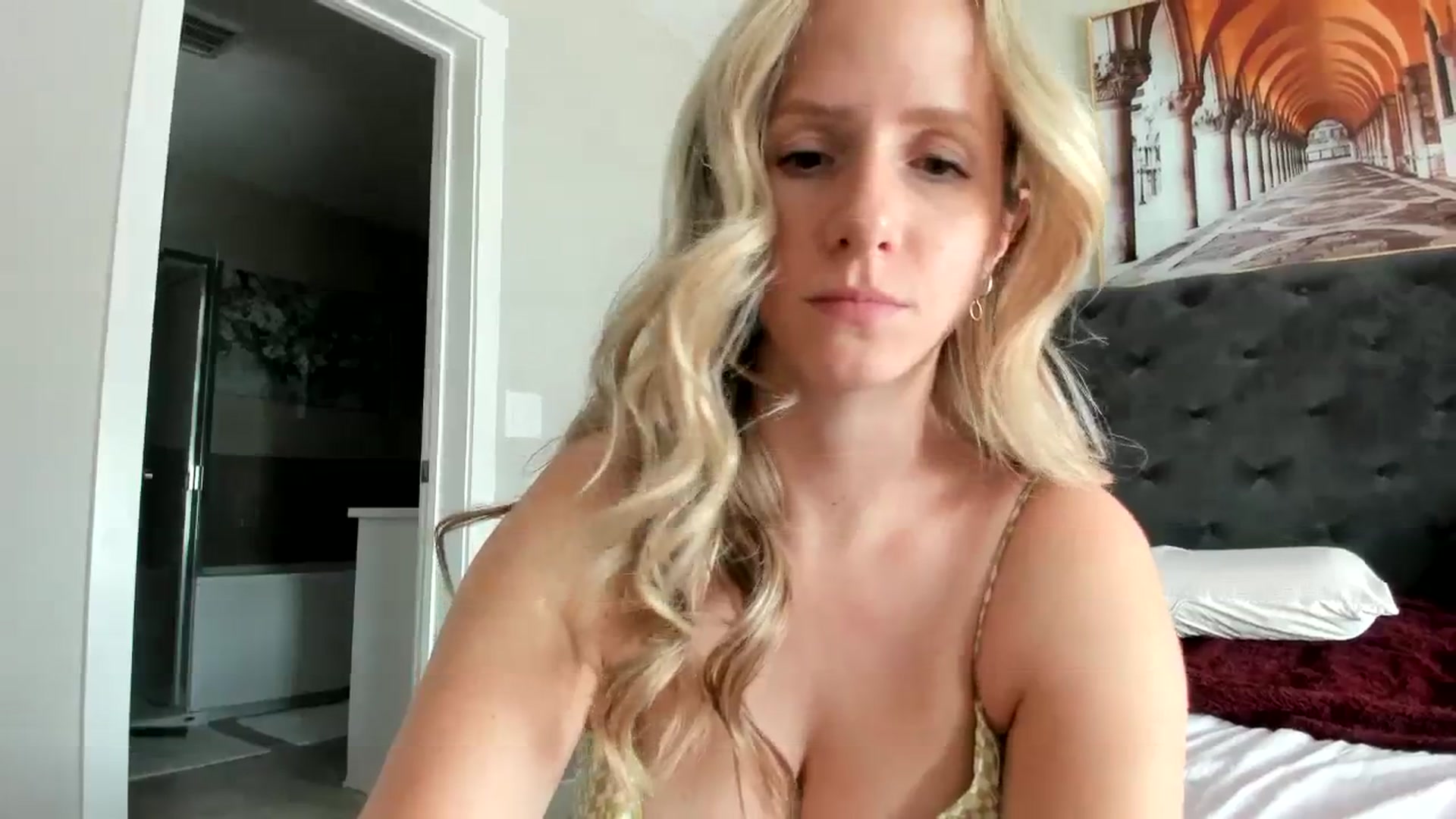 Gallery image thumbnail from Lucylux1's myfreecams stream on, 08/29/2023, 21:25 image 7 of 20
