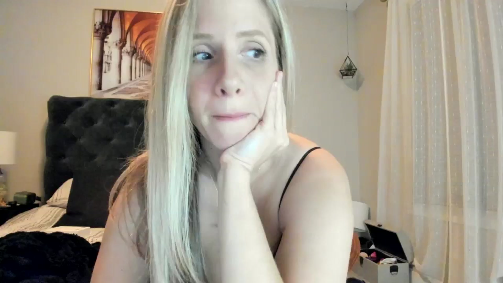 Gallery image thumbnail from Lucylux1's myfreecams stream on, 10/02/2023, 02:26 image 10 of 20