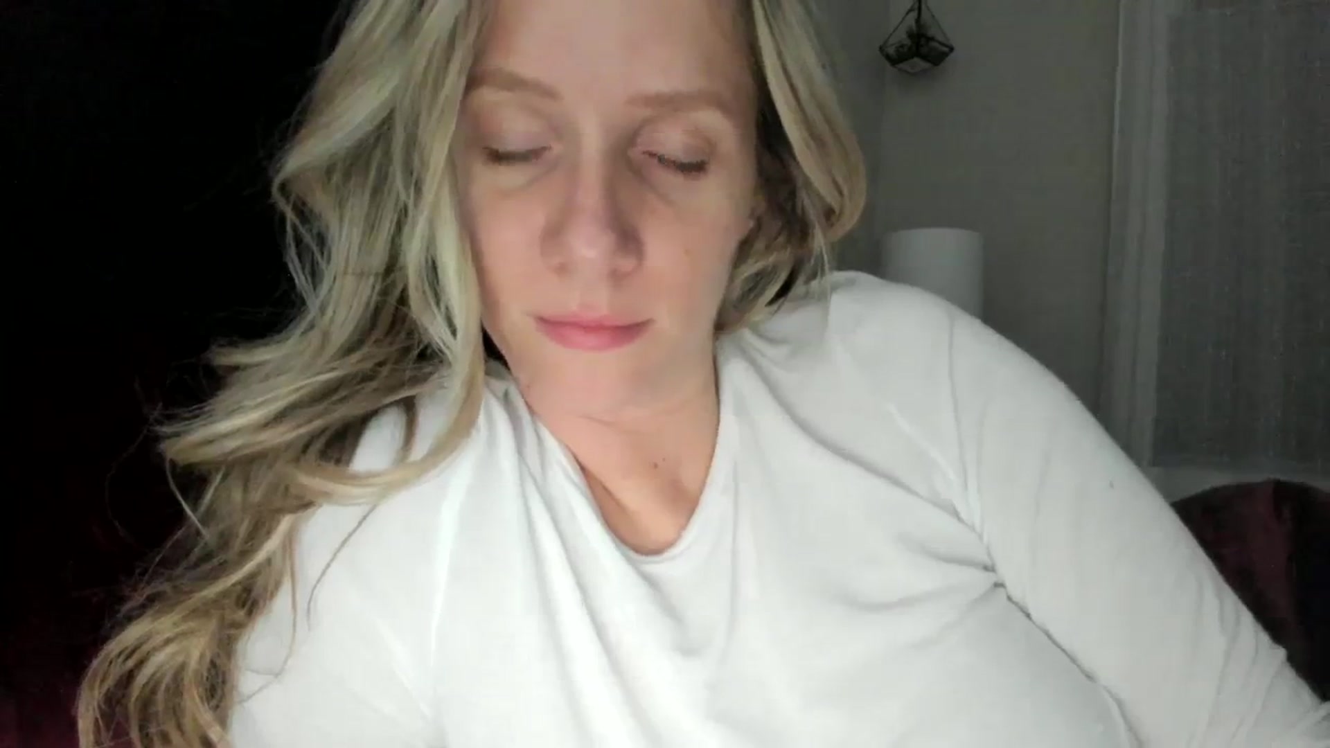 Gallery image thumbnail from Lucylux1's myfreecams stream on, 11/22/2023, 03:55 image 18 of 20