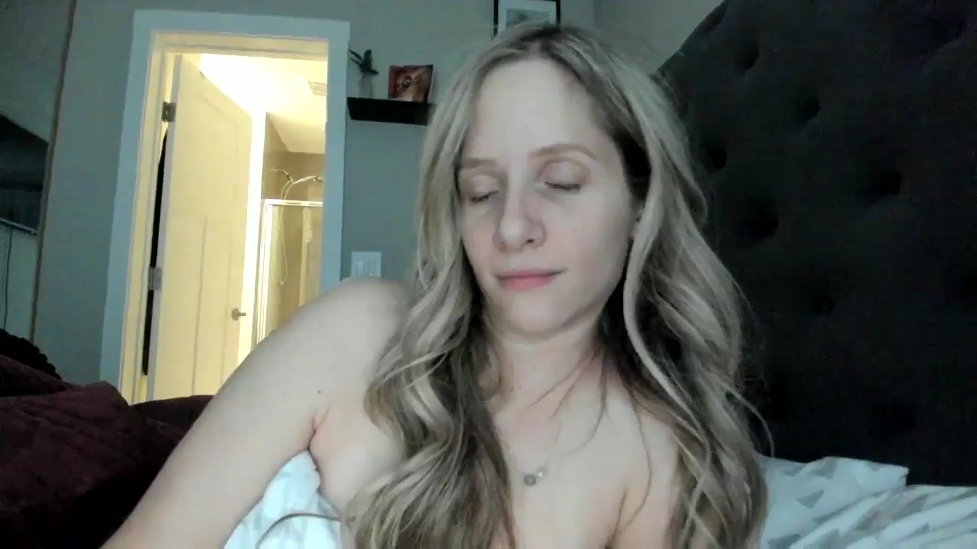 Gallery image thumbnail from Lucylux1's myfreecams stream on, 11/22/2023, 05:11 image 20 of 20