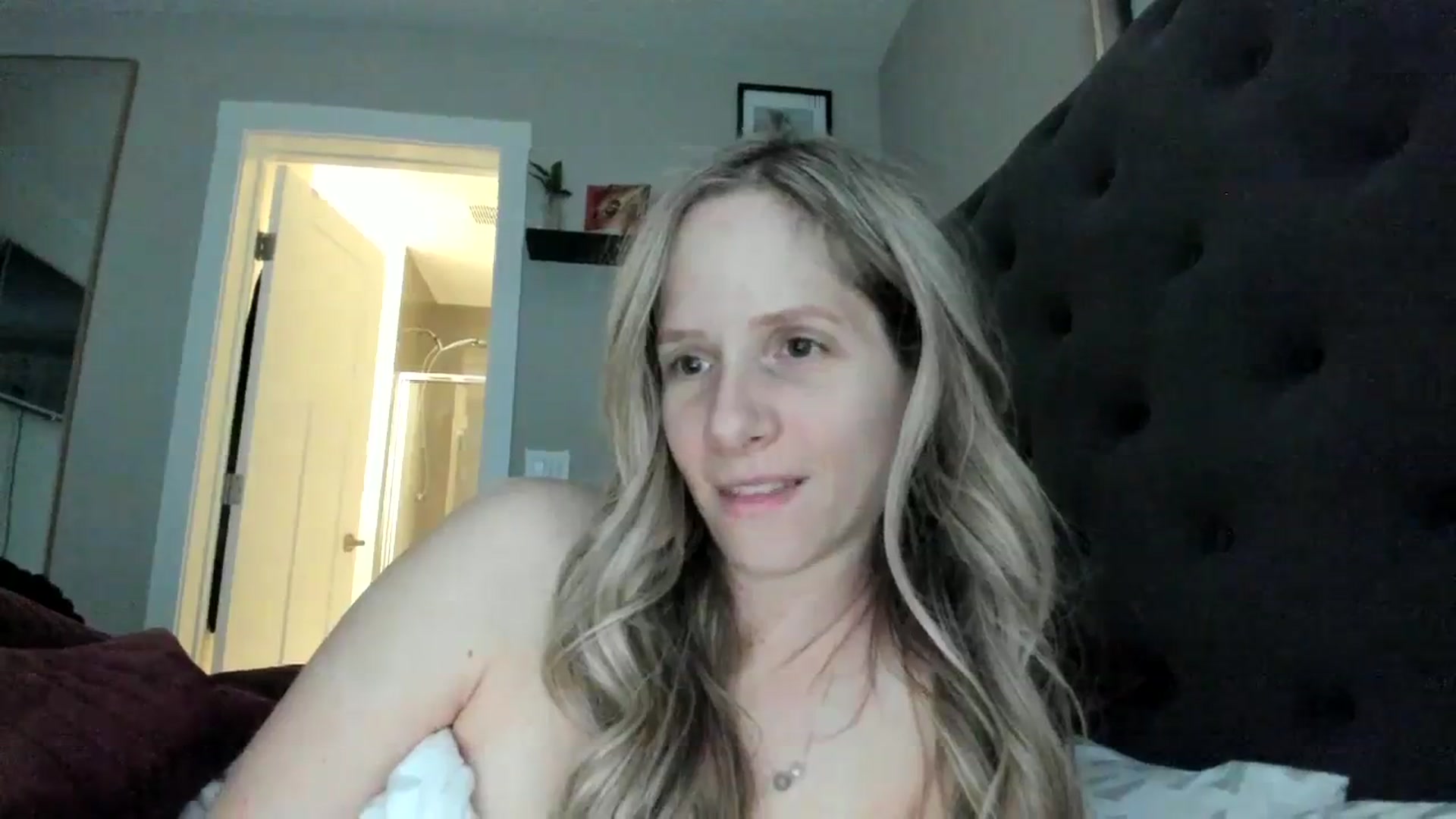 Gallery image thumbnail from Lucylux1's myfreecams stream on, 11/22/2023, 05:11 image 17 of 20