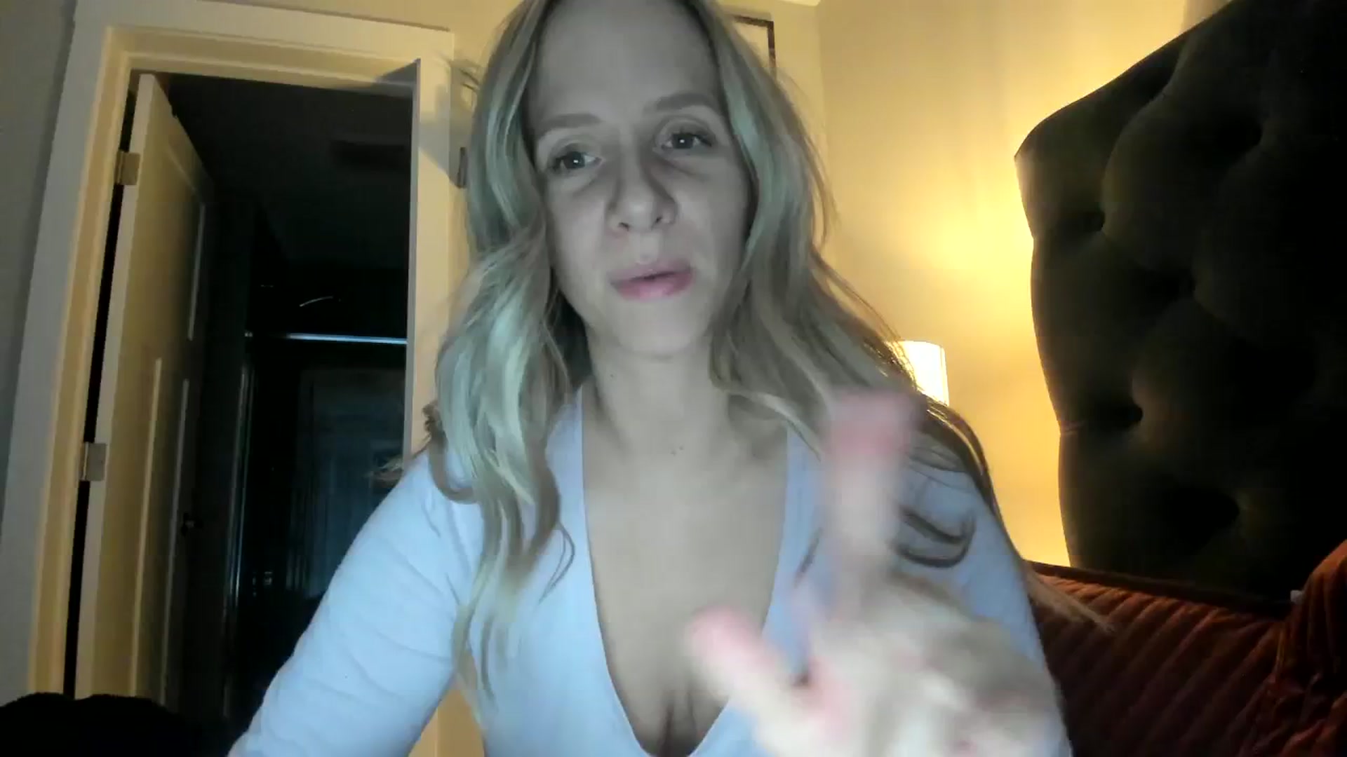 Gallery image thumbnail from Lucylux1's myfreecams stream on, 11/27/2023, 03:53 image 9 of 20