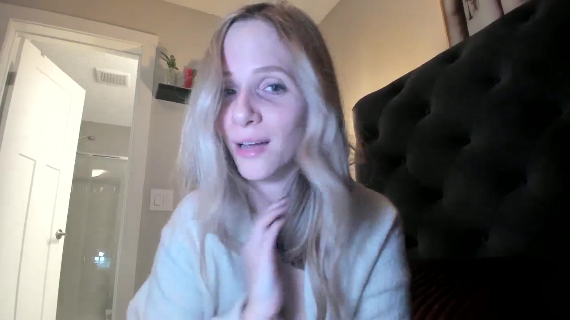 Gallery image thumbnail from Lucylux1's myfreecams stream on, 12/18/2023, 03:05 image 2 of 20