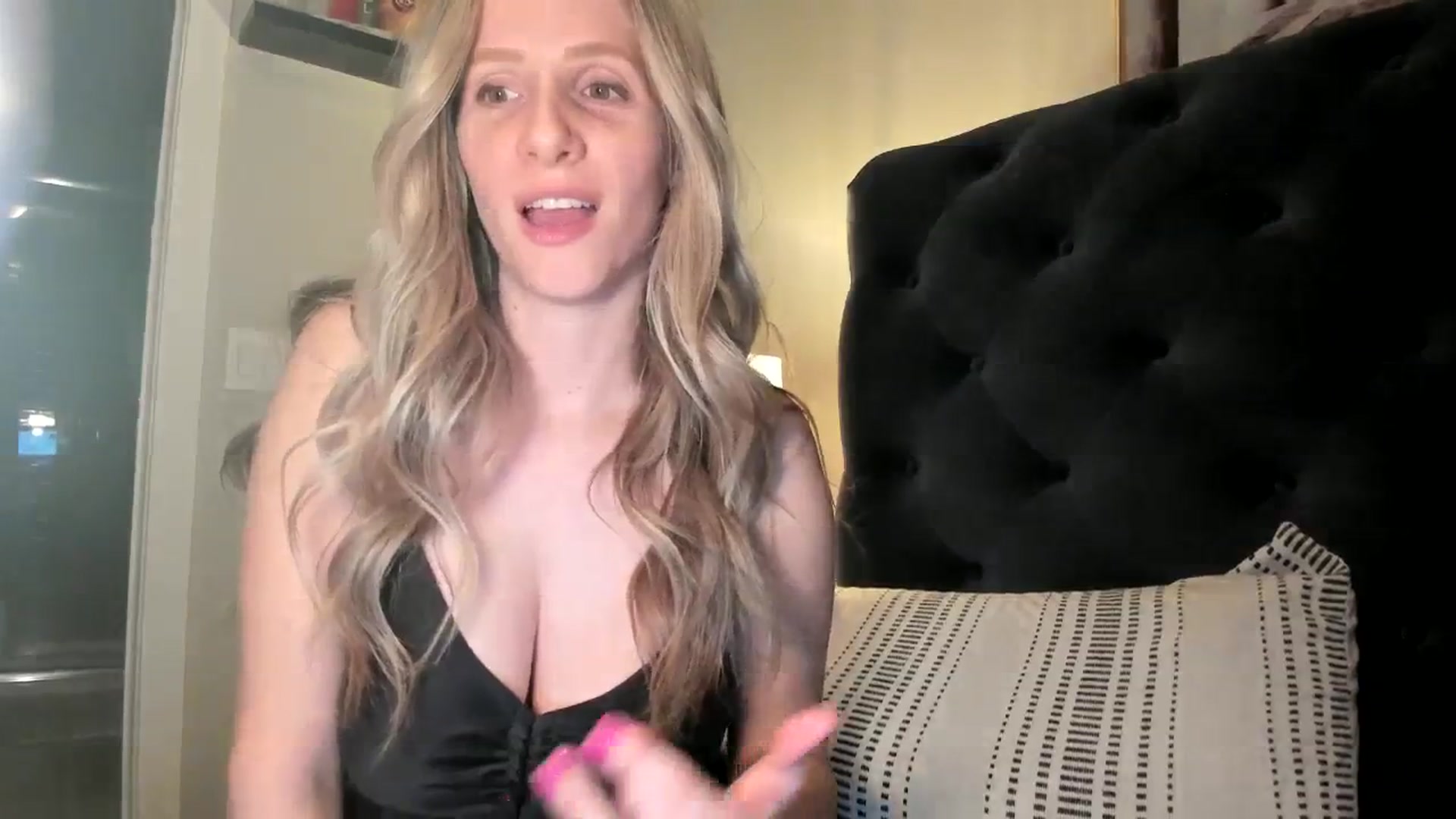 Gallery image thumbnail from Lucylux1's myfreecams stream on, 01/08/2024, 03:46 image 3 of 20