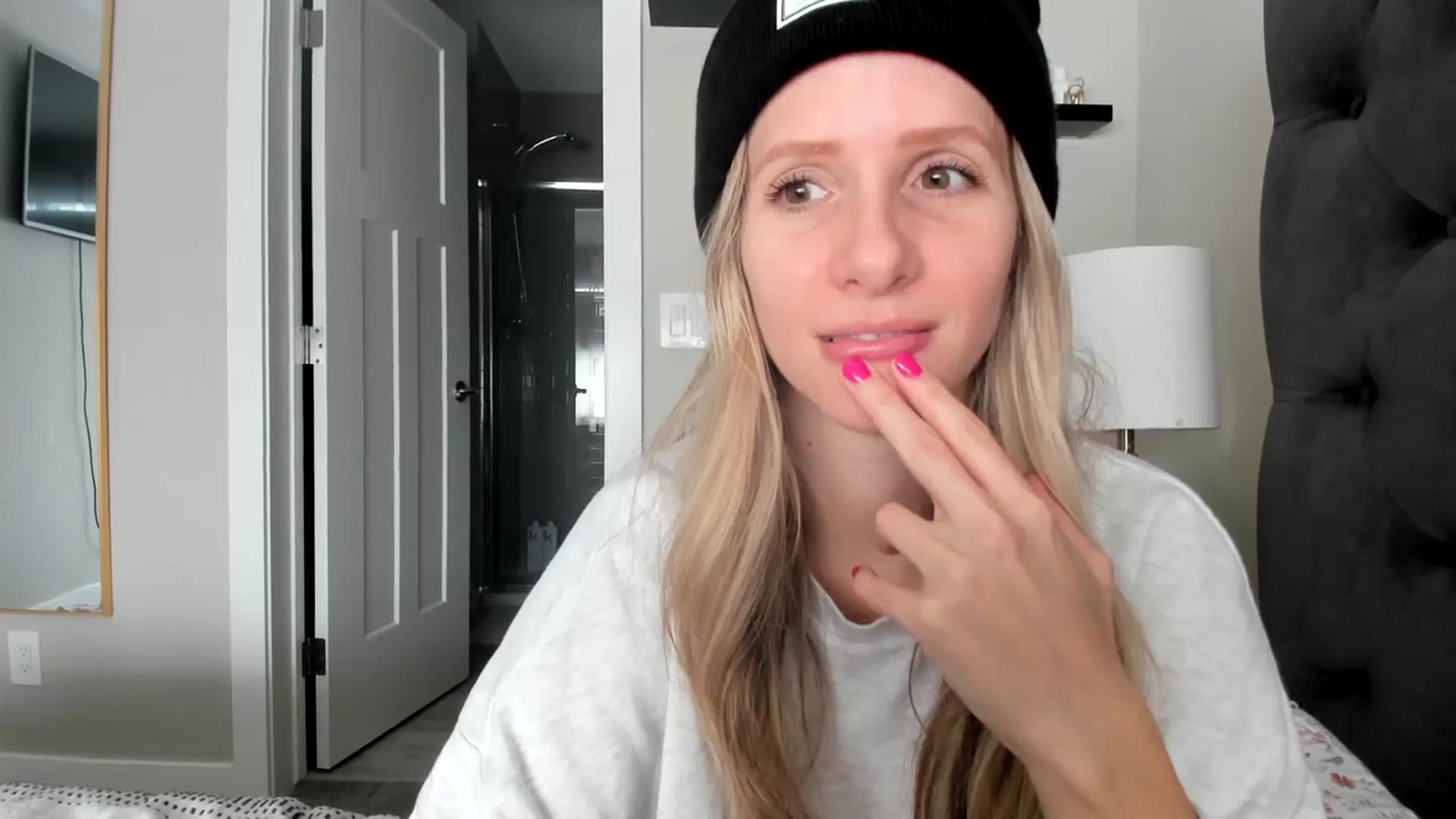 Gallery image thumbnail from Lucylux1's myfreecams stream on, 01/10/2024, 20:47 image 4 of 20