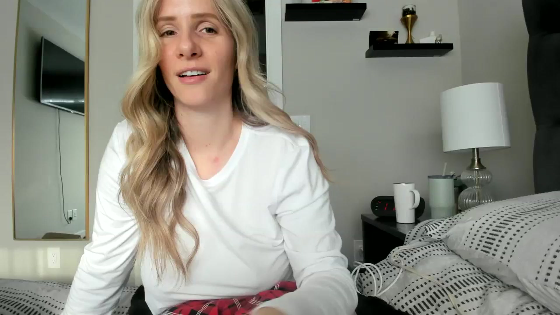 Gallery image thumbnail from Lucylux1's myfreecams stream on, 01/19/2024, 18:48 image 9 of 20