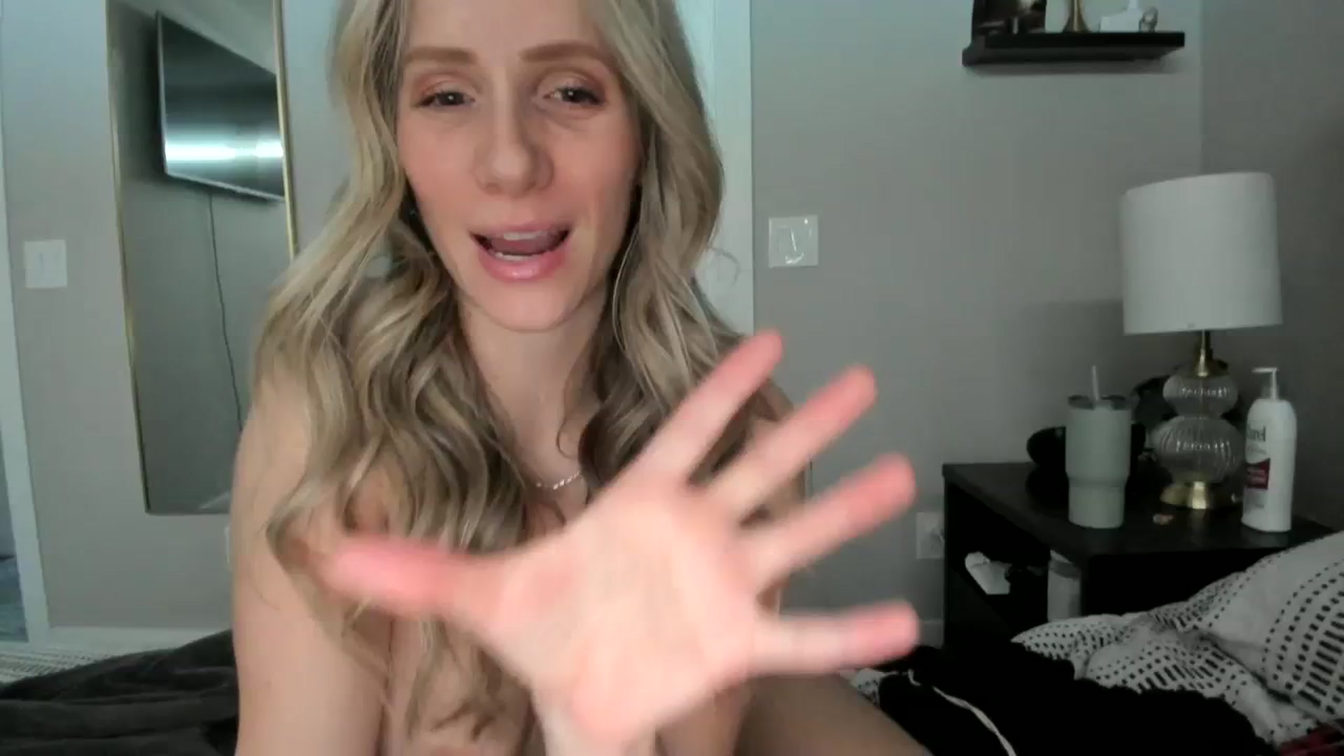 Gallery image thumbnail from Lucylux1's myfreecams stream on, 02/19/2024, 19:26 image 1 of 20
