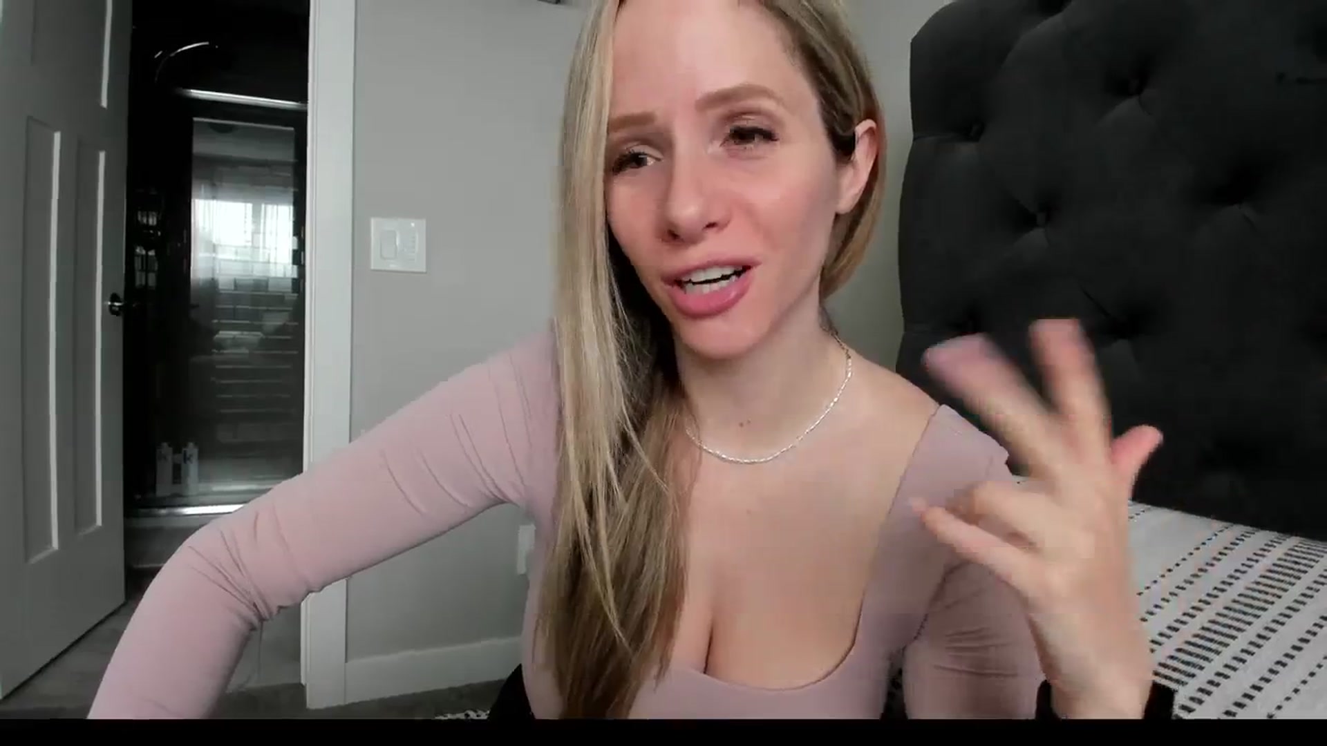 Gallery image thumbnail from Lucylux1's myfreecams stream on, 03/04/2024, 17:03 image 5 of 20