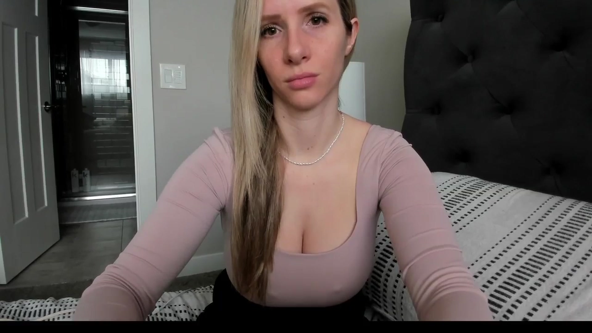 Gallery image thumbnail from Lucylux1's myfreecams stream on, 03/04/2024, 17:03 image 3 of 20