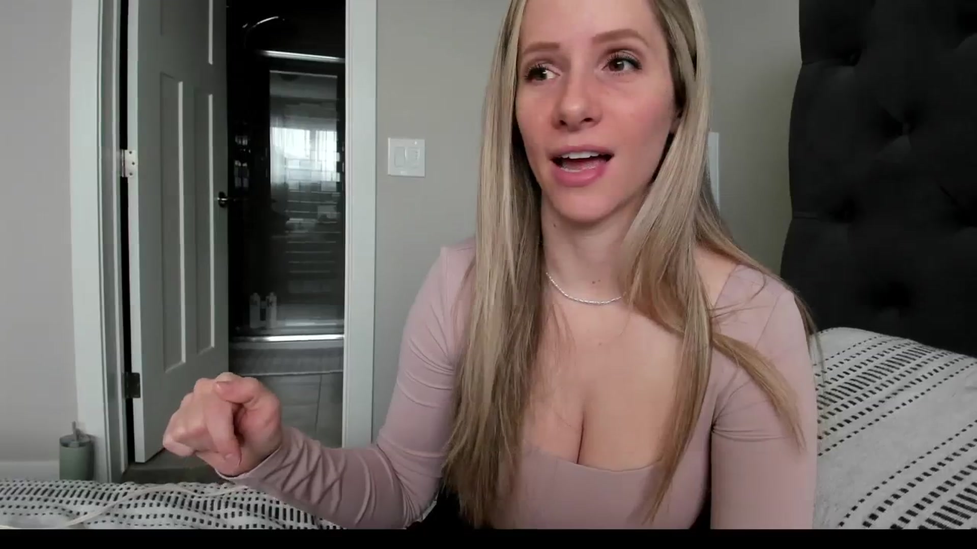 Gallery image thumbnail from Lucylux1's myfreecams stream on, 03/04/2024, 17:03 image 17 of 20