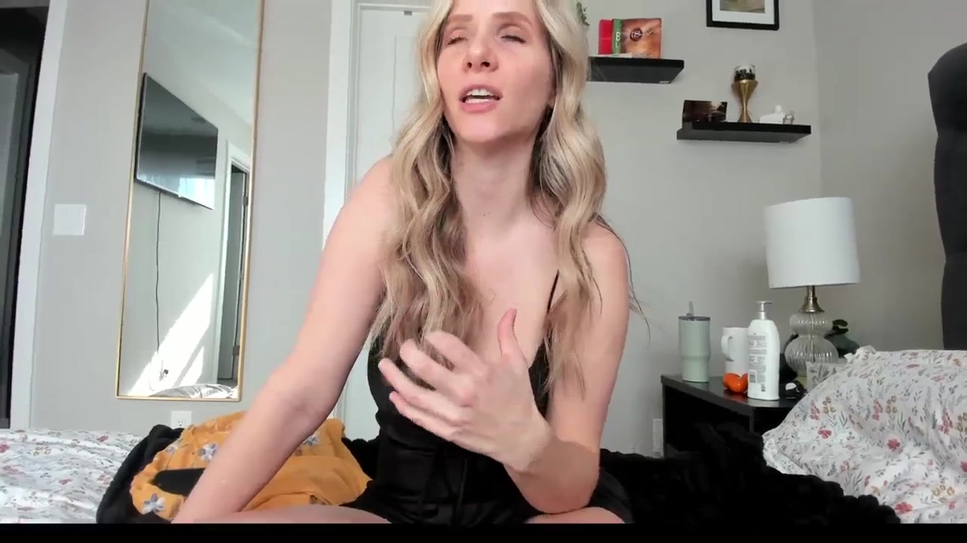 Gallery image thumbnail from Lucylux1's myfreecams stream on, 03/11/2024, 18:37 image 8 of 20