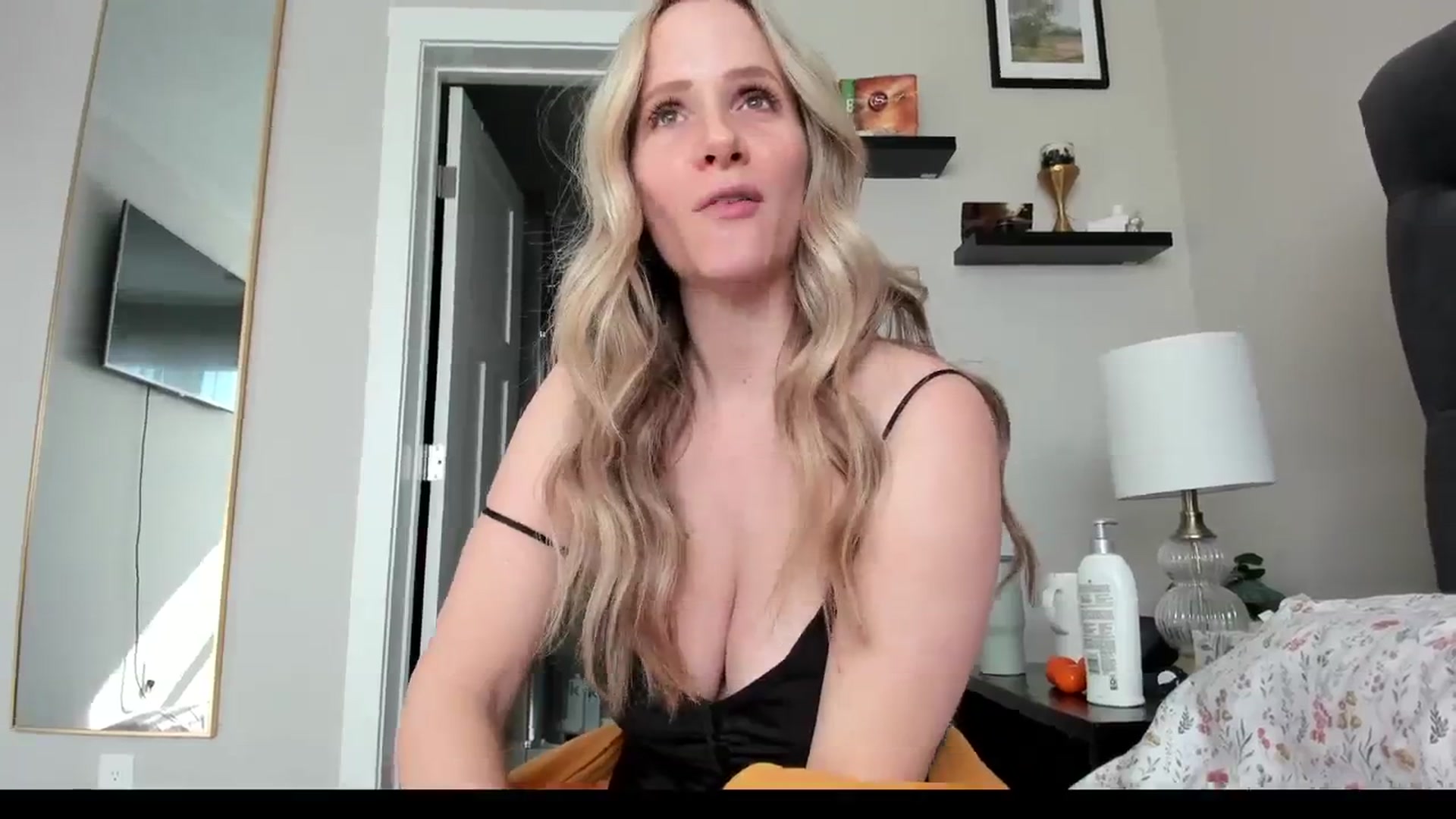 Gallery image thumbnail from Lucylux1's myfreecams stream on, 03/11/2024, 18:37 image 4 of 20