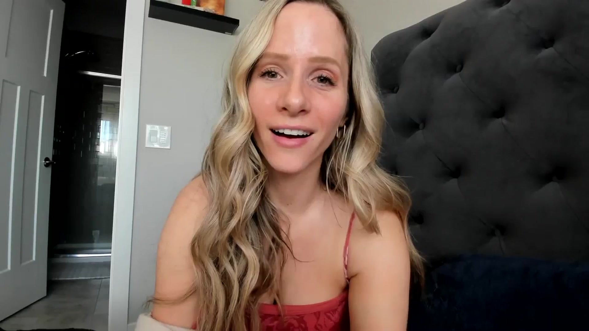 Gallery image thumbnail from Lucylux1's myfreecams stream on, 04/01/2024, 17:51 image 3 of 20
