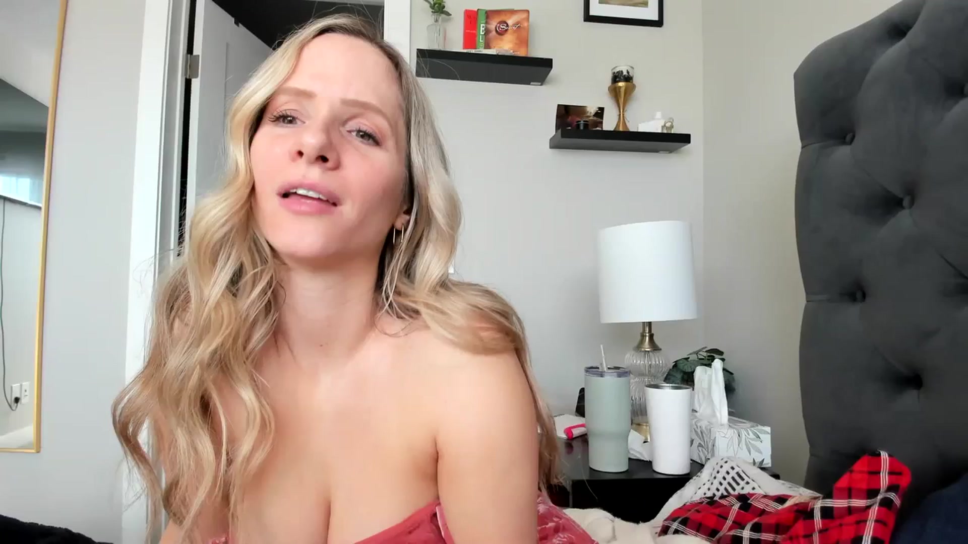 Gallery image thumbnail from Lucylux1's myfreecams stream on, 04/01/2024, 17:51 image 8 of 20