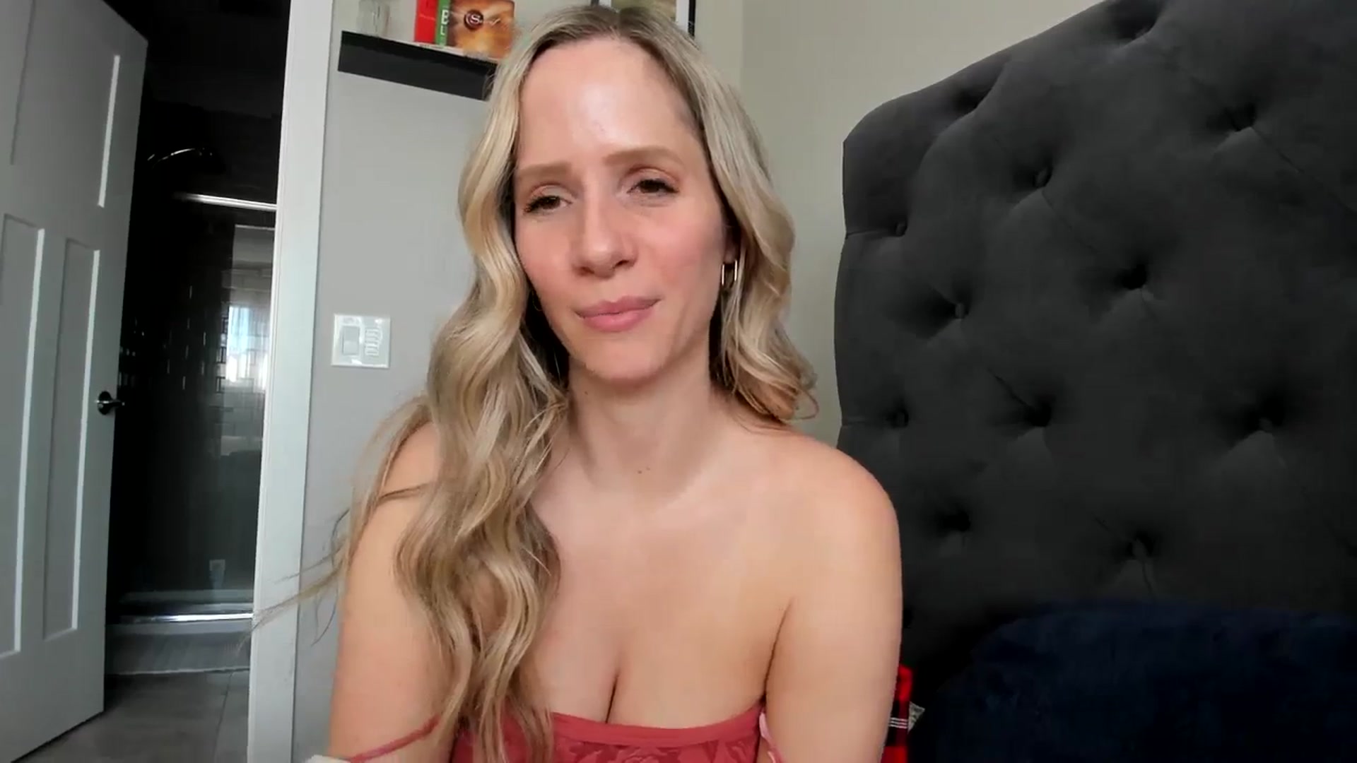 Gallery image thumbnail from Lucylux1's myfreecams stream on, 04/01/2024, 17:51 image 6 of 20