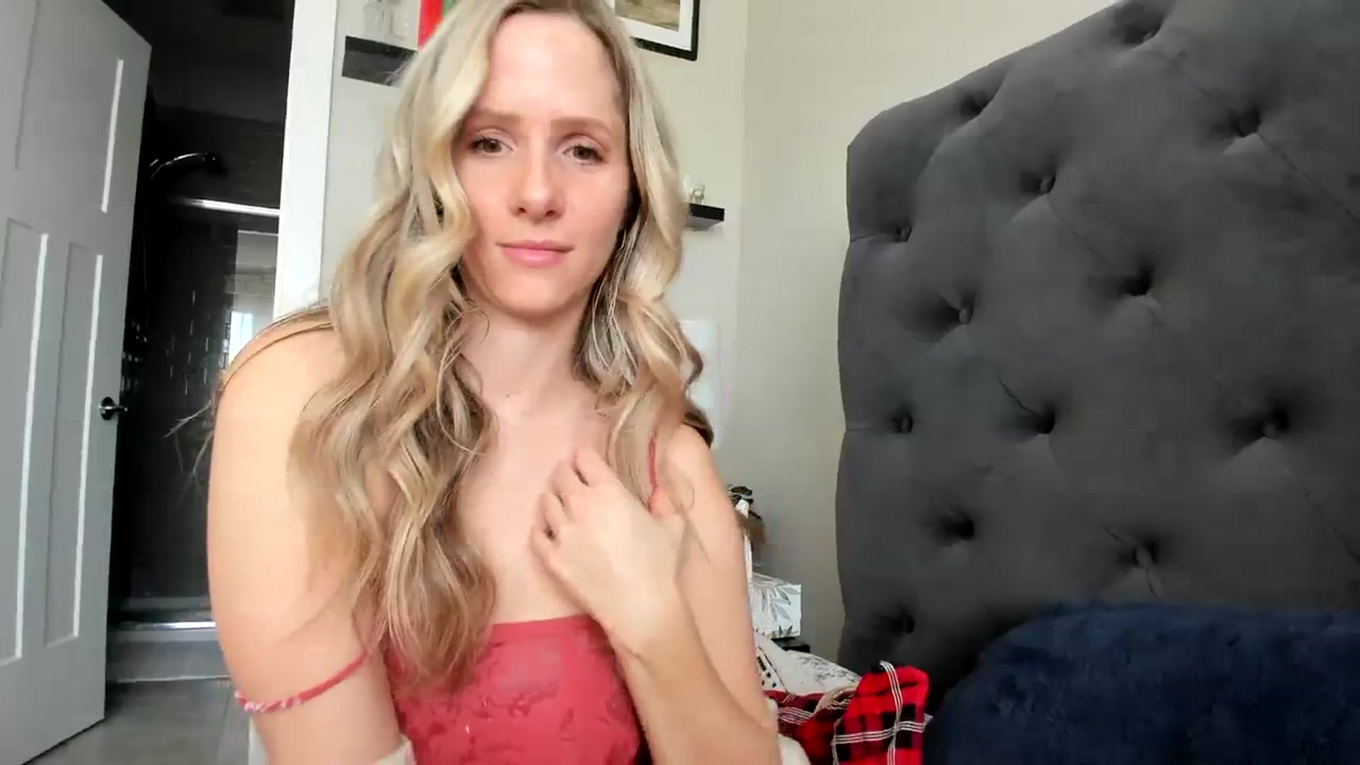 Gallery image thumbnail from Lucylux1's myfreecams stream on, 04/01/2024, 17:51 image 4 of 20
