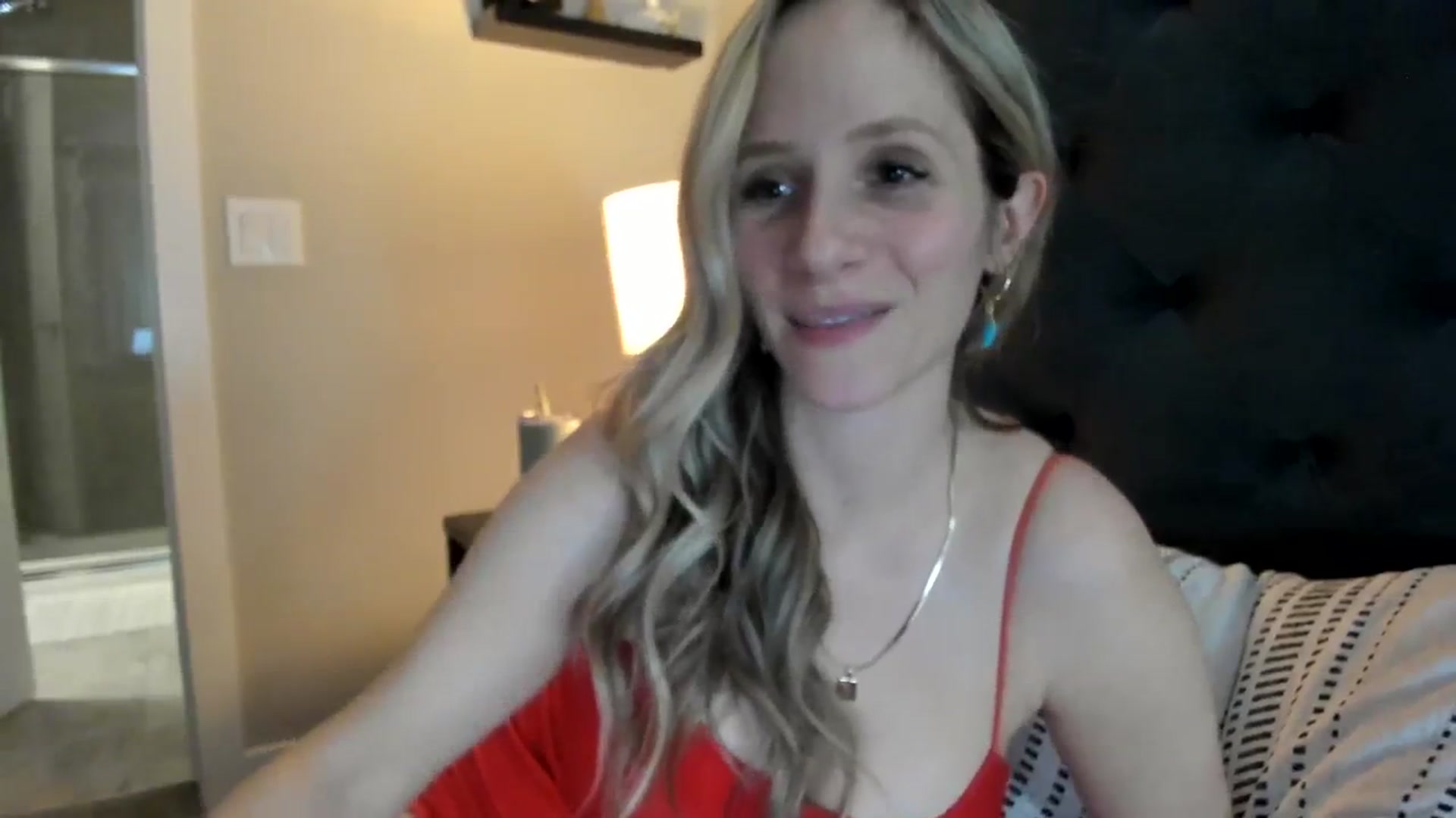 Gallery image thumbnail from Lucylux1's myfreecams stream on, 04/10/2024, 03:45 image 15 of 20