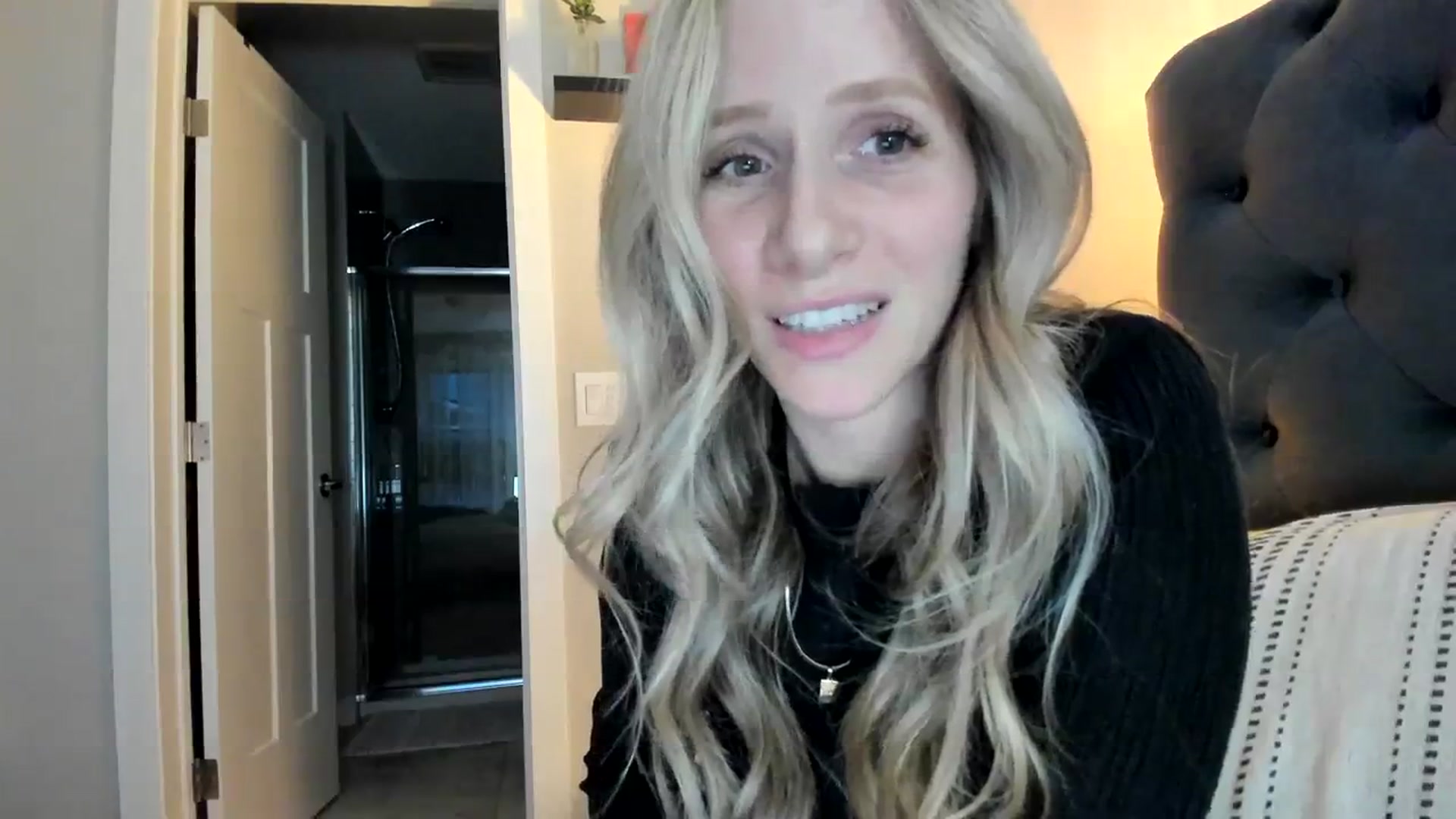 Gallery image thumbnail from Lucylux1's myfreecams stream on, 04/10/2024, 03:45 image 7 of 20