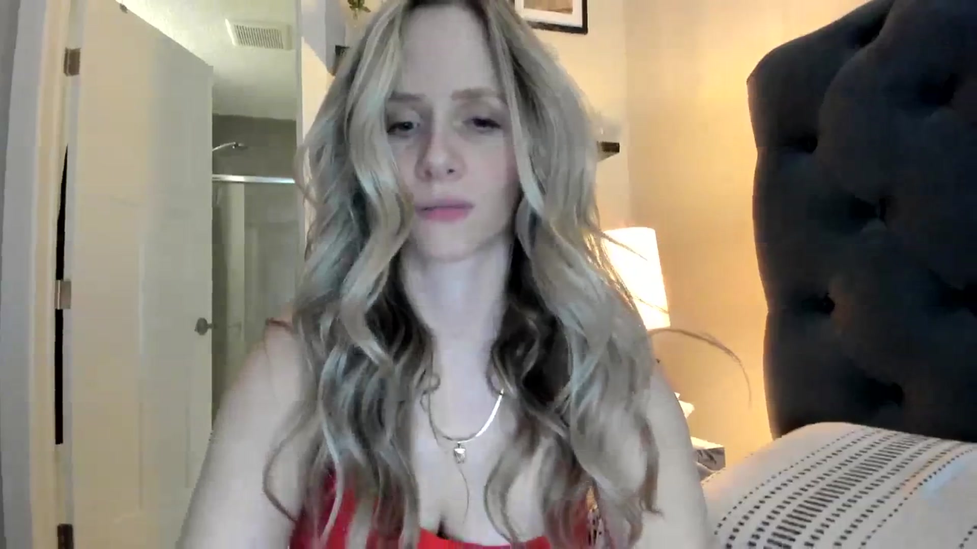 Gallery image thumbnail from Lucylux1's myfreecams stream on, 04/10/2024, 03:45 image 14 of 20