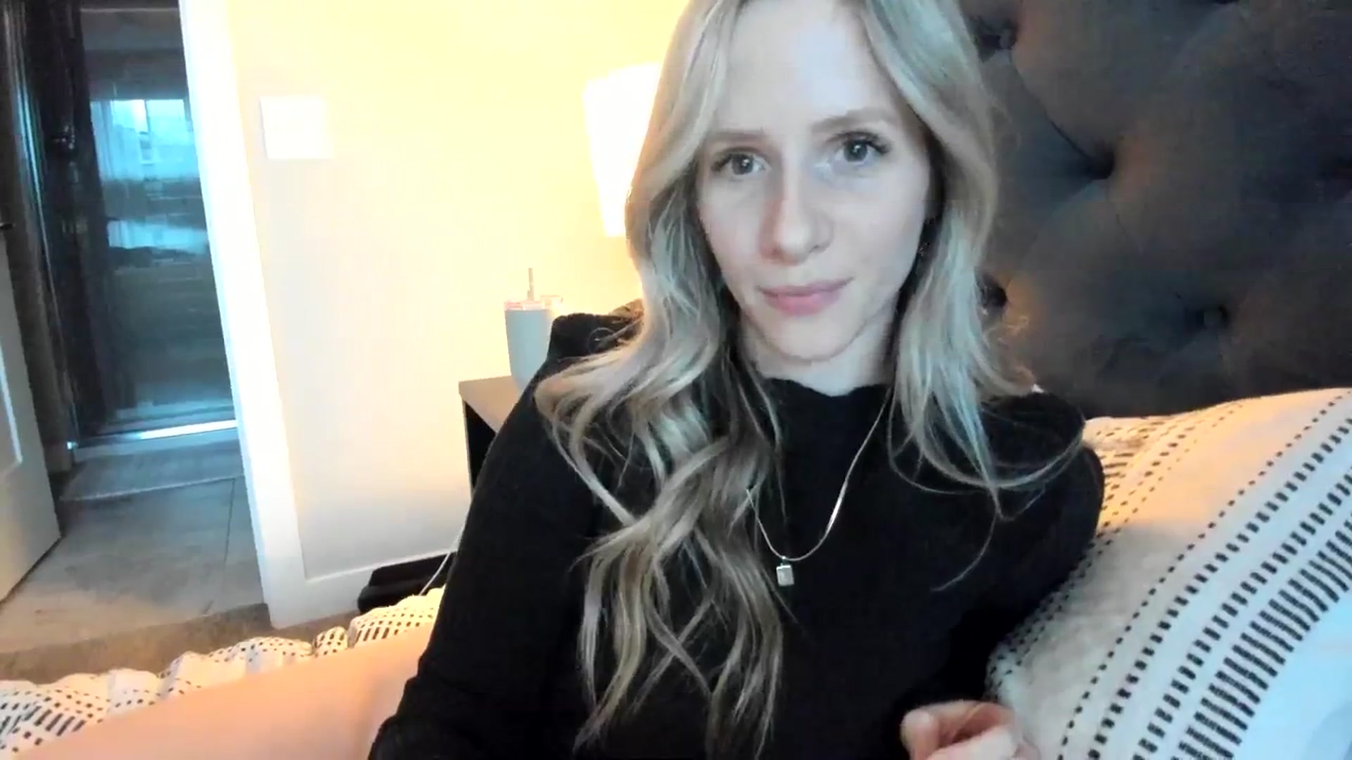 Gallery image thumbnail from Lucylux1's myfreecams stream on, 04/10/2024, 03:45 image 5 of 20