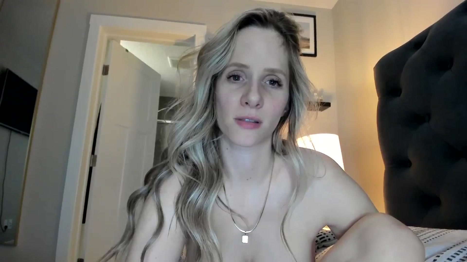 Gallery image thumbnail from Lucylux1's myfreecams stream on, 04/10/2024, 03:45 image 20 of 20