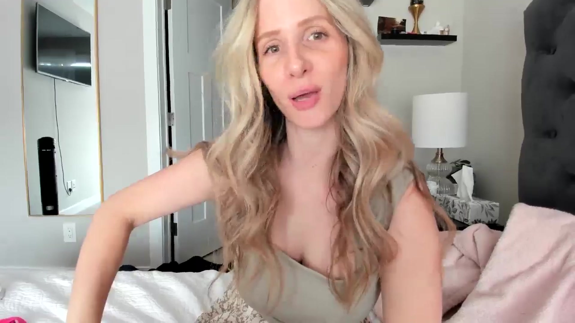 Gallery image thumbnail from Lucylux1's myfreecams stream on, 05/13/2024, 19:16 image 5 of 20