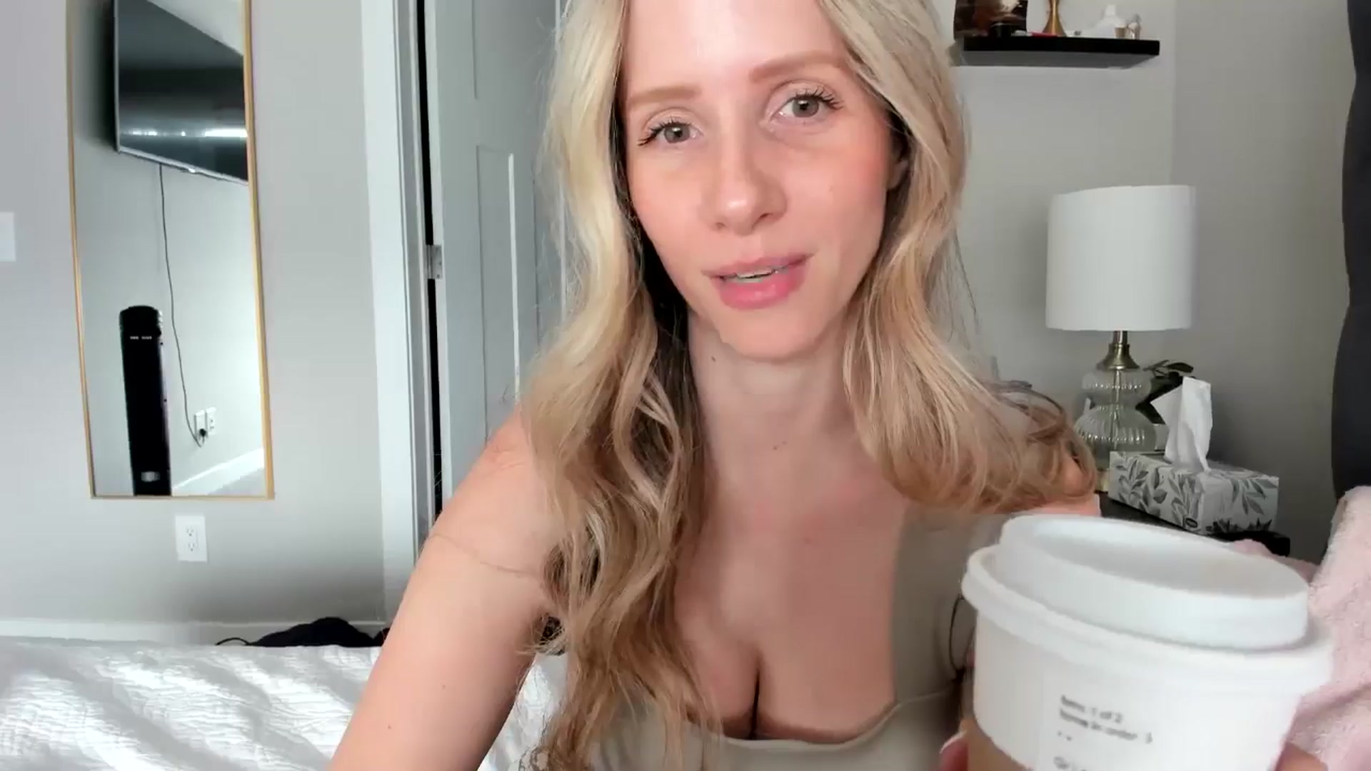 Gallery image thumbnail from Lucylux1's myfreecams stream on, 05/13/2024, 19:16 image 11 of 20