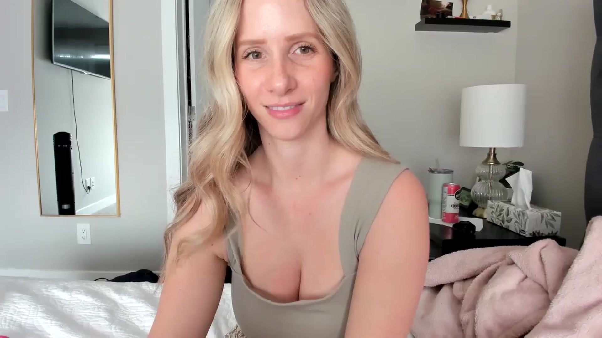 Gallery image thumbnail from Lucylux1's myfreecams stream on, 05/13/2024, 19:16 image 12 of 20