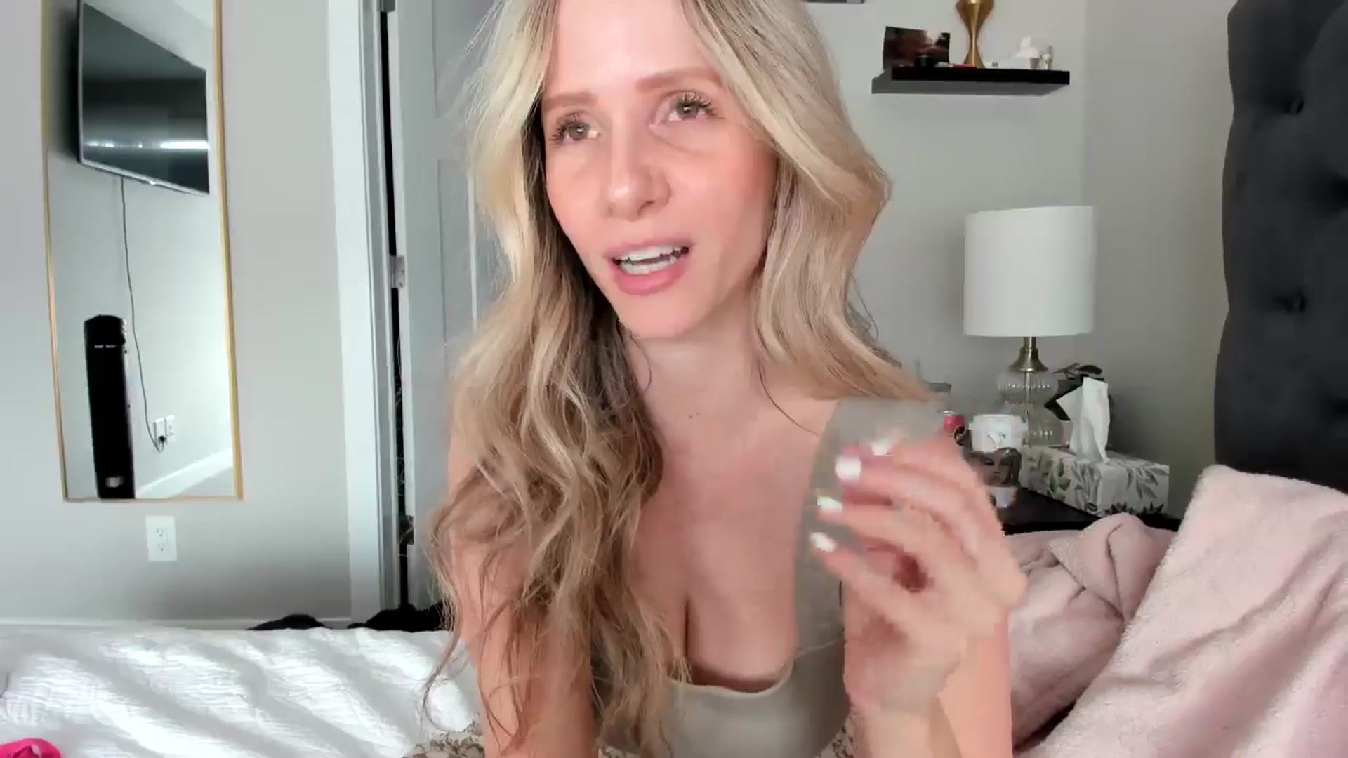 Gallery image thumbnail from Lucylux1's myfreecams stream on, 05/13/2024, 19:16 image 3 of 20