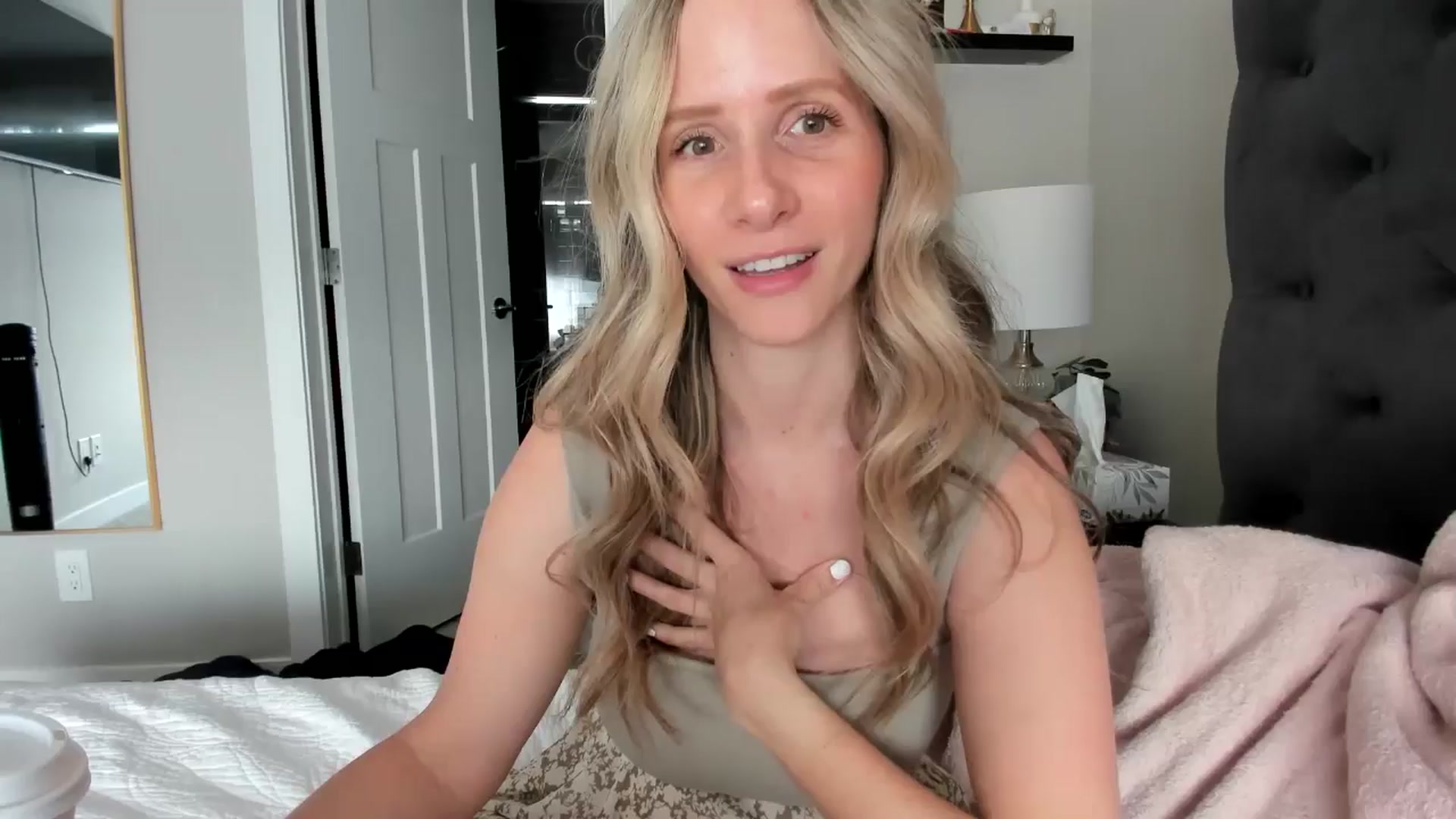 Gallery image thumbnail from Lucylux1's myfreecams stream on, 05/13/2024, 19:16 image 17 of 20