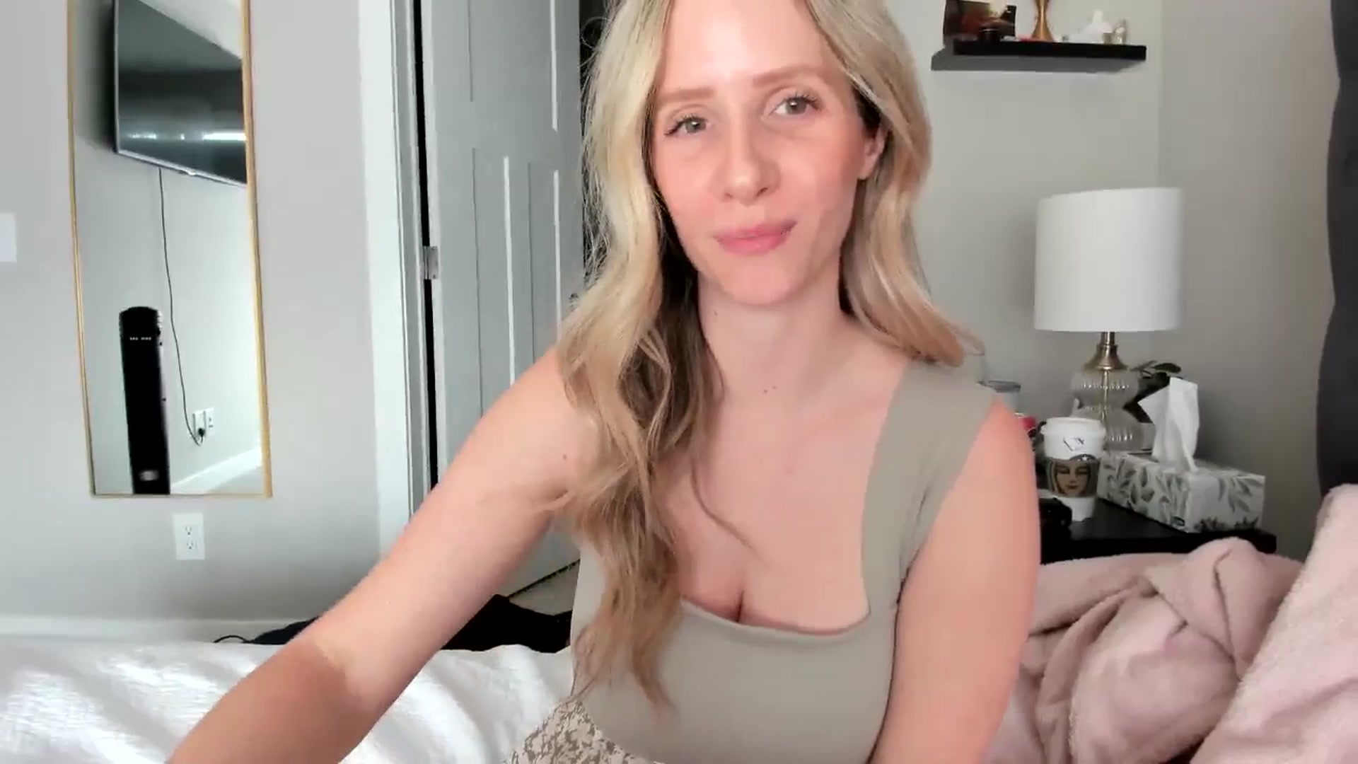 Gallery image thumbnail from Lucylux1's myfreecams stream on, 05/13/2024, 19:16 image 10 of 20