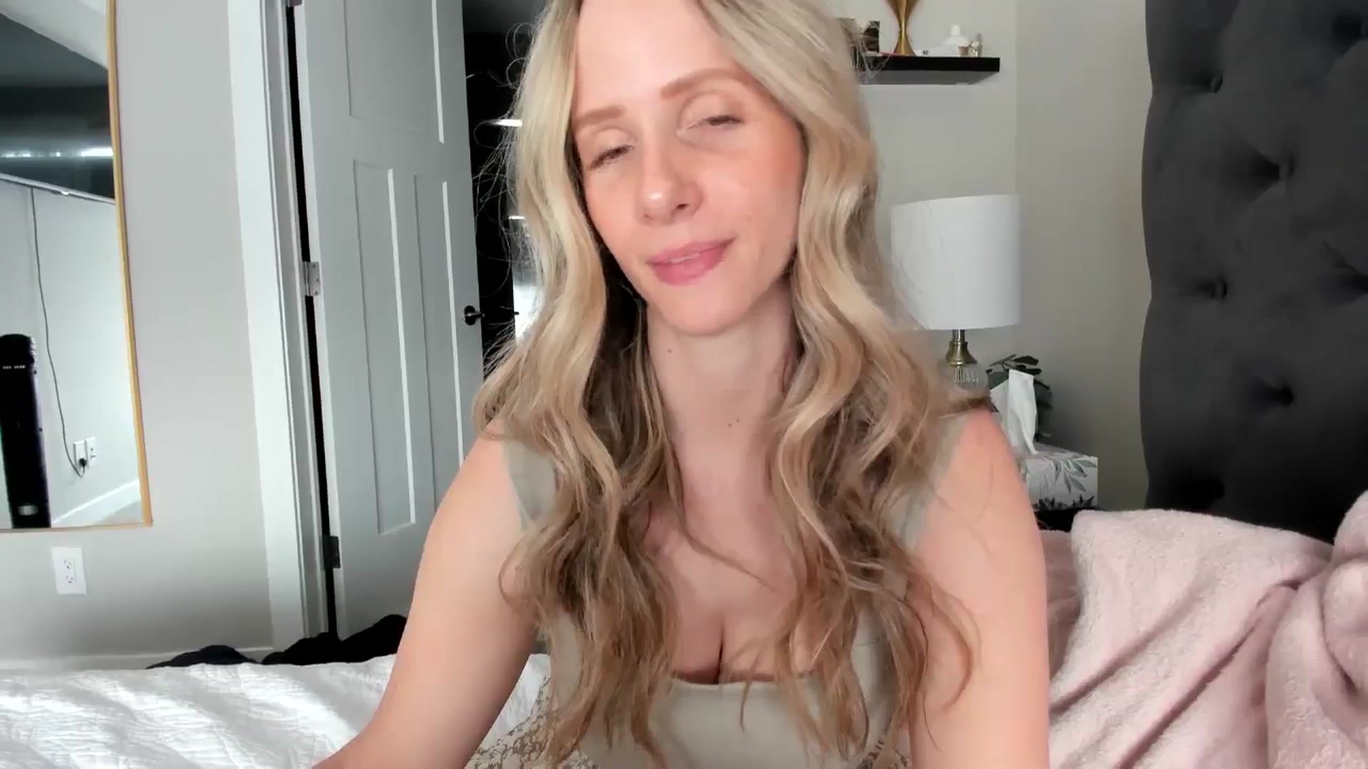 Gallery image thumbnail from Lucylux1's myfreecams stream on, 05/13/2024, 19:16 image 16 of 20