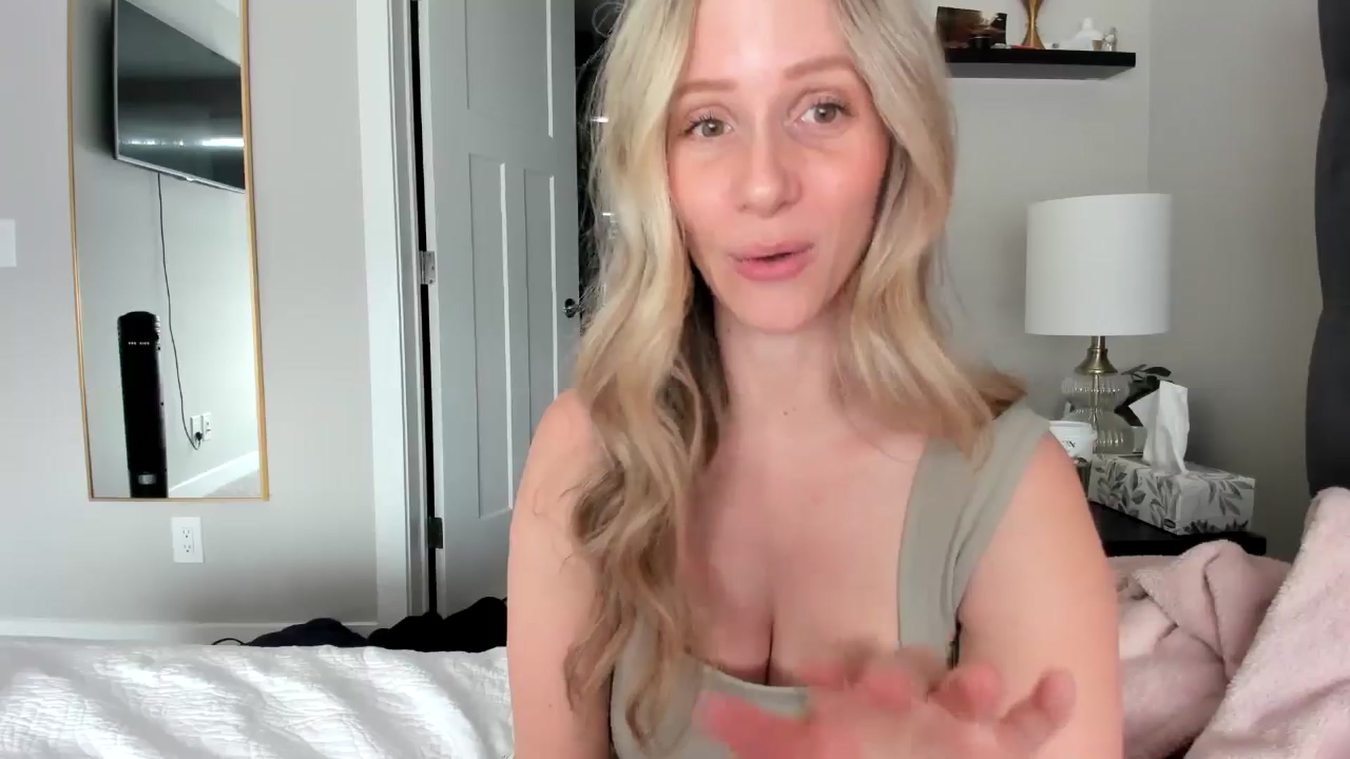Gallery image thumbnail from Lucylux1's myfreecams stream on, 05/13/2024, 19:16 image 9 of 20