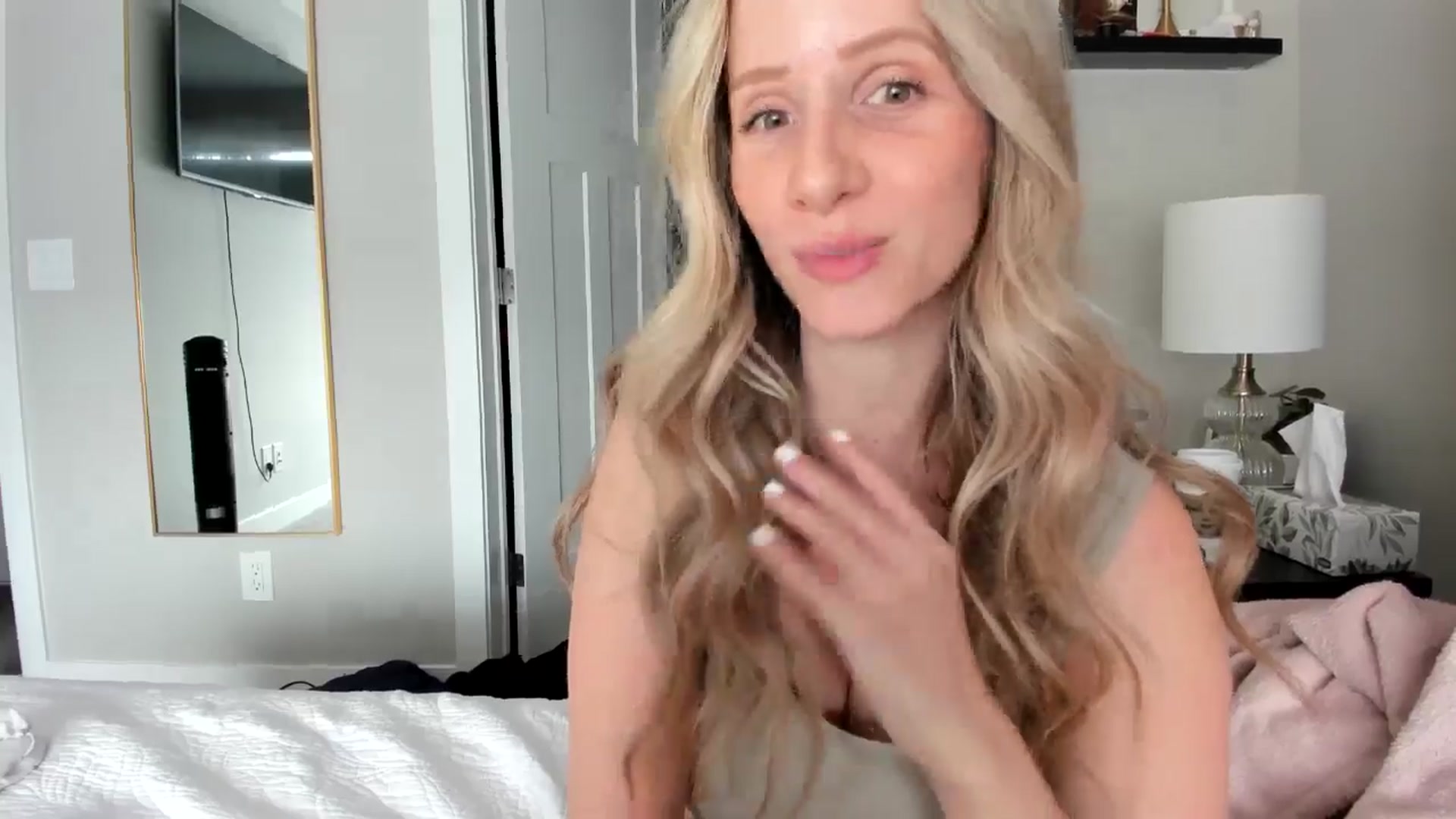 Gallery image thumbnail from Lucylux1's myfreecams stream on, 05/13/2024, 19:16 image 7 of 20