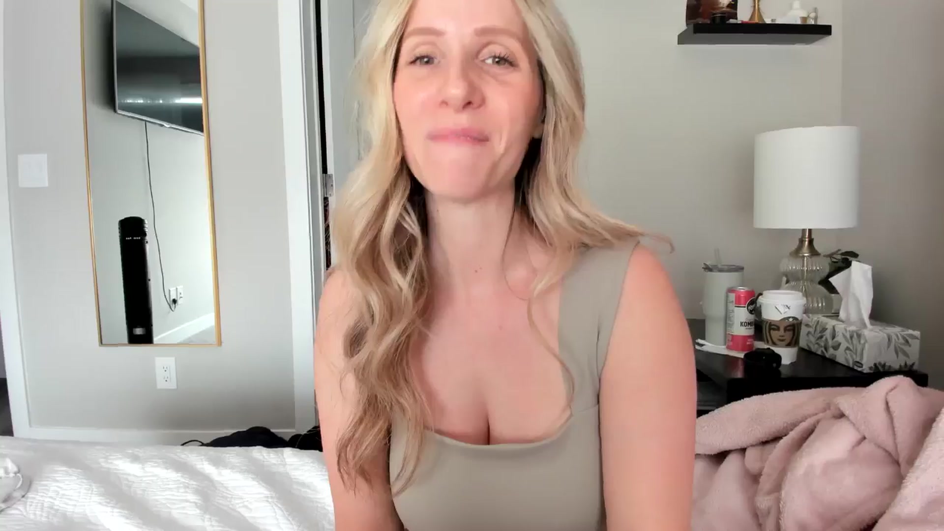 Gallery image thumbnail from Lucylux1's myfreecams stream on, 05/13/2024, 19:16 image 8 of 20