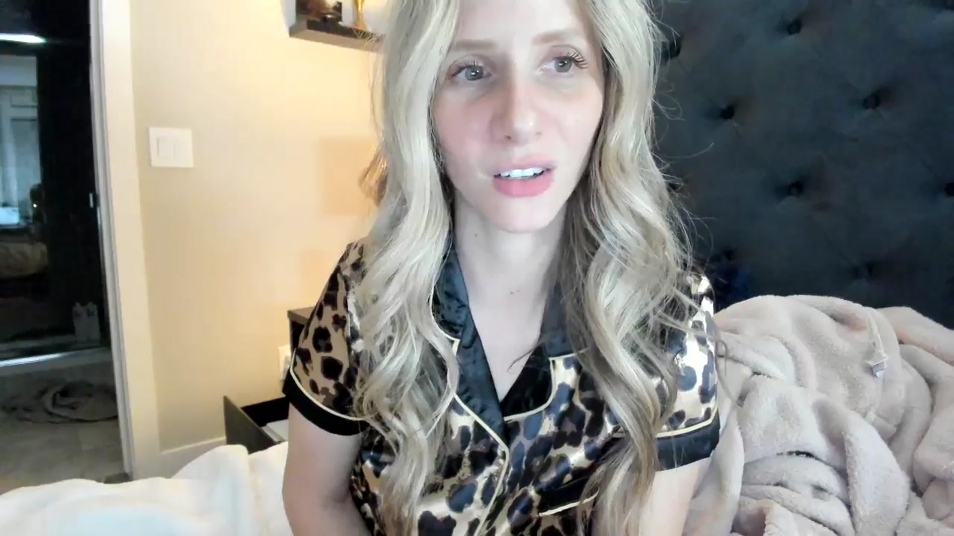 Gallery image thumbnail from Lucylux1's myfreecams stream on, 05/14/2024, 03:54 image 11 of 20