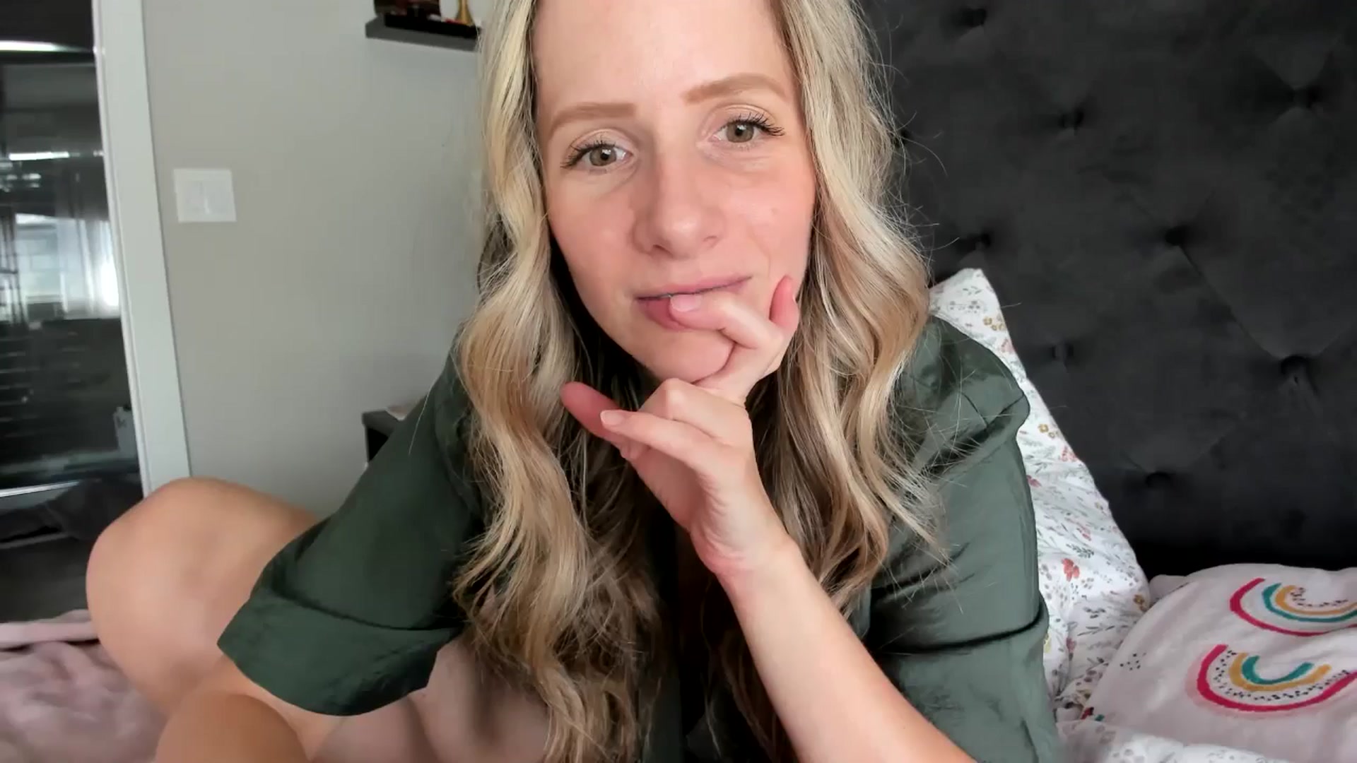Gallery image thumbnail from Lucylux1's myfreecams stream on, 05/15/2024, 19:12 image 4 of 20
